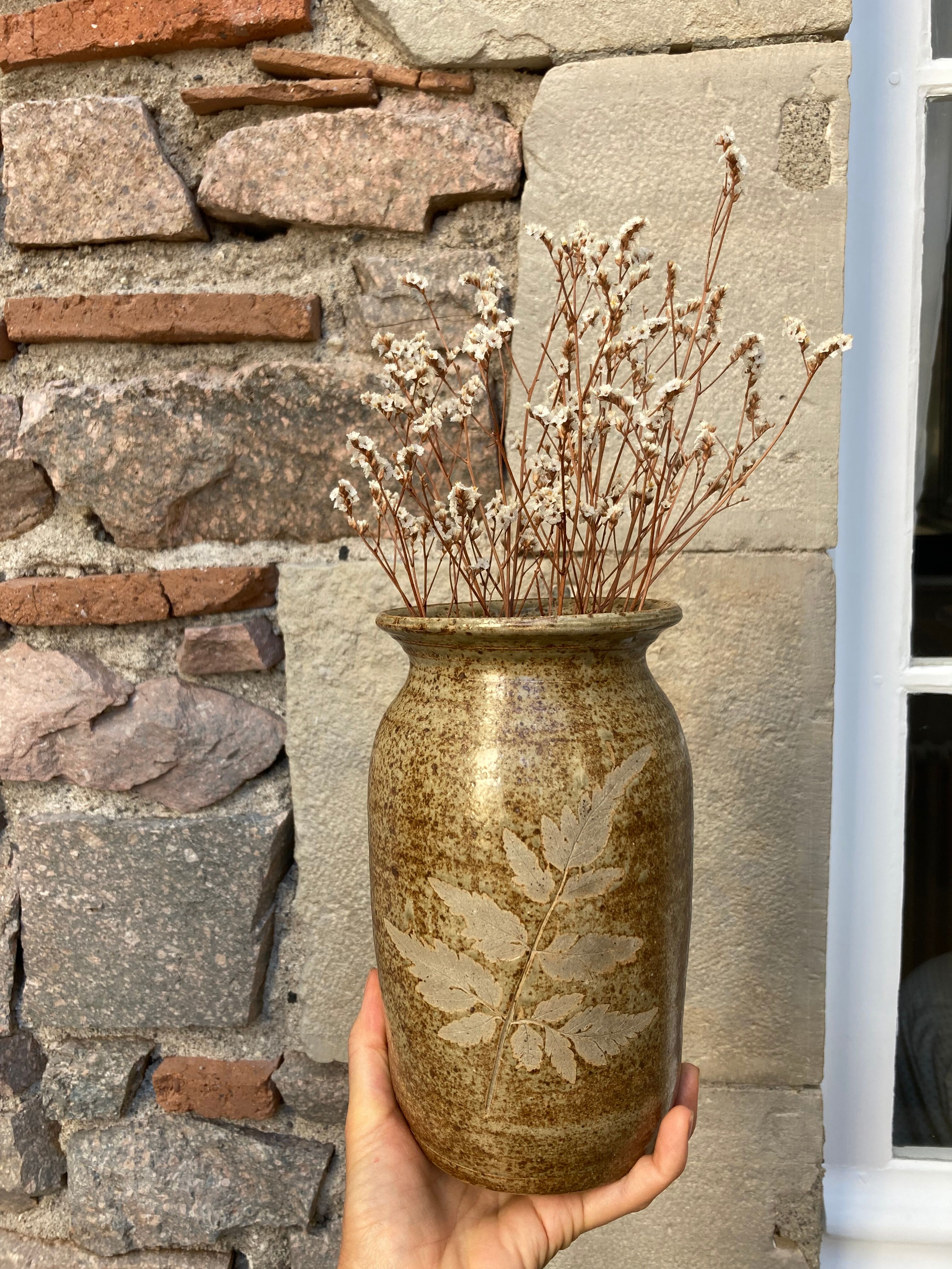Vase en grès motif végétal