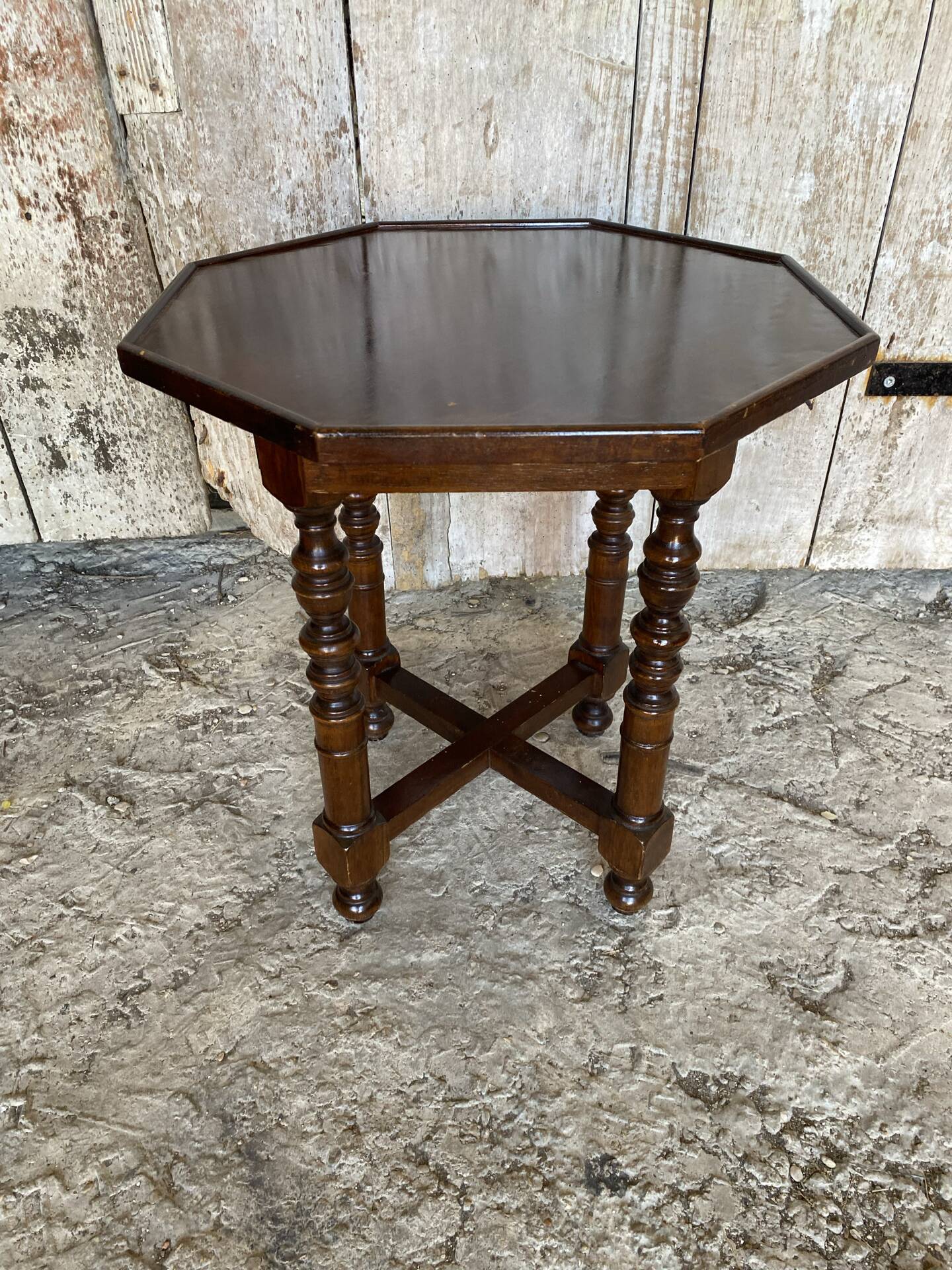 Chevet ancien, table basse octogonale en bois pieds tournés