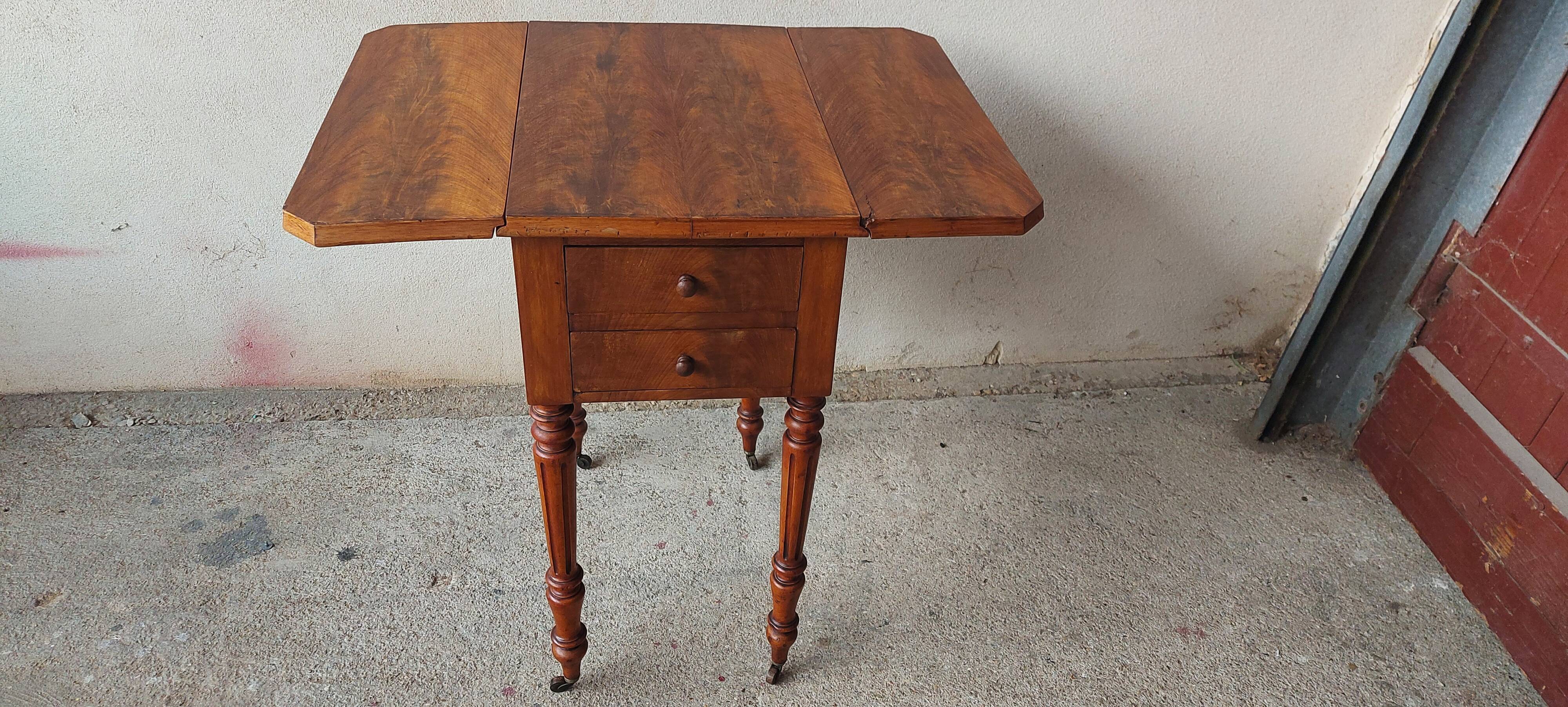 Work side table also known as tabee pipi