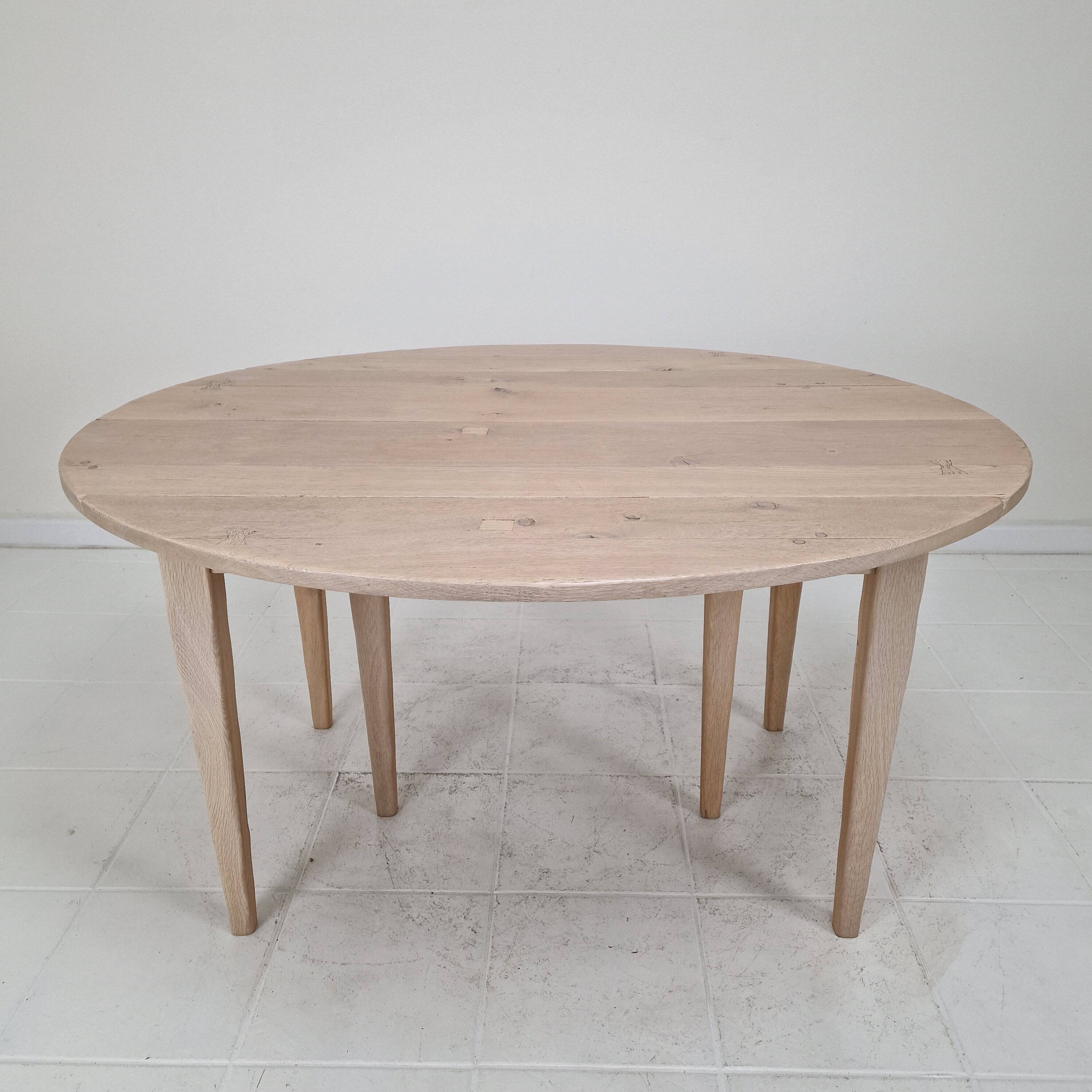 Extendable Solid Oak Dining Table with 2 Leaves