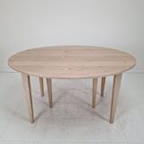 Extendable Solid Oak Dining Table with 2 Leaves
