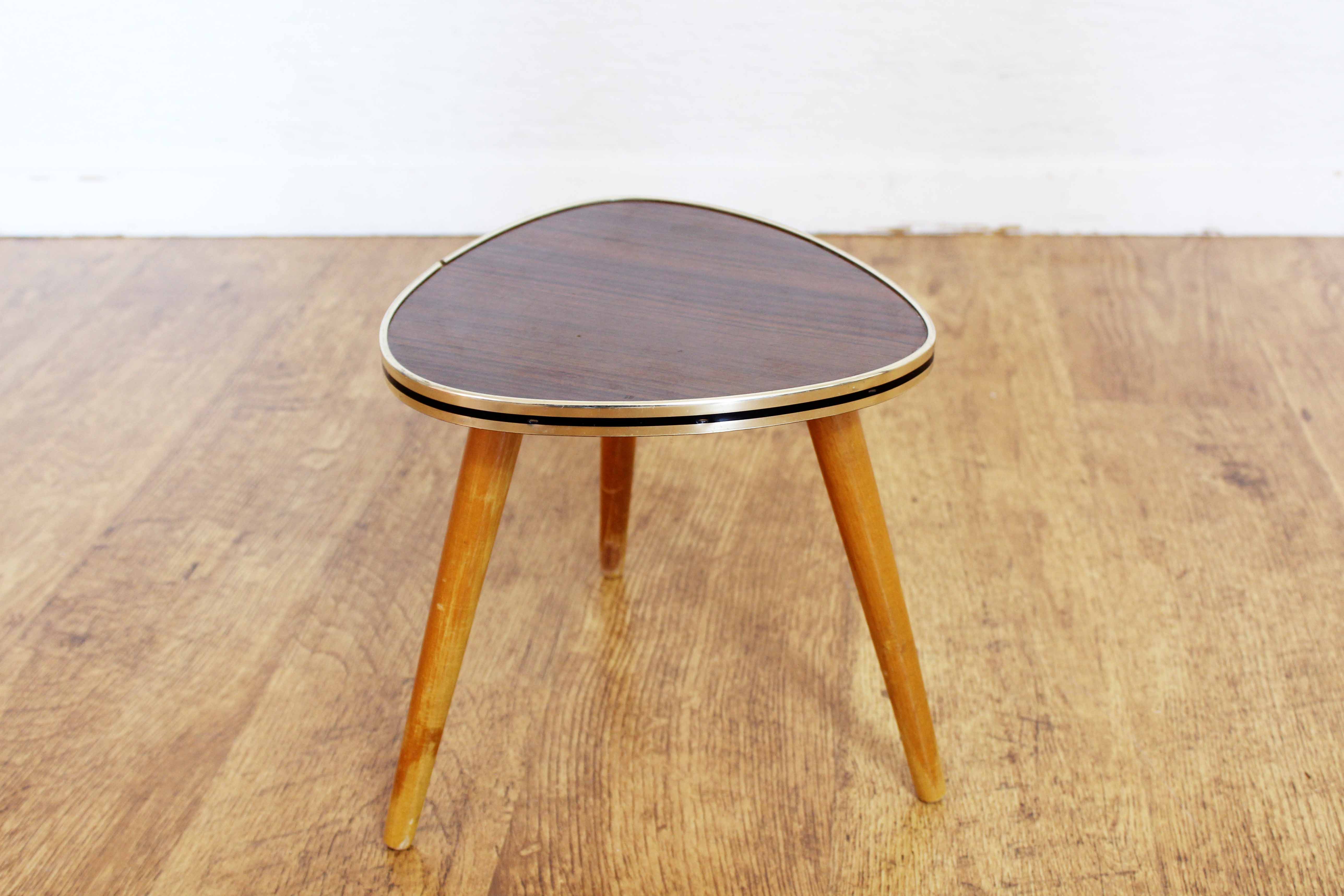 Tripod pedestal tableformica