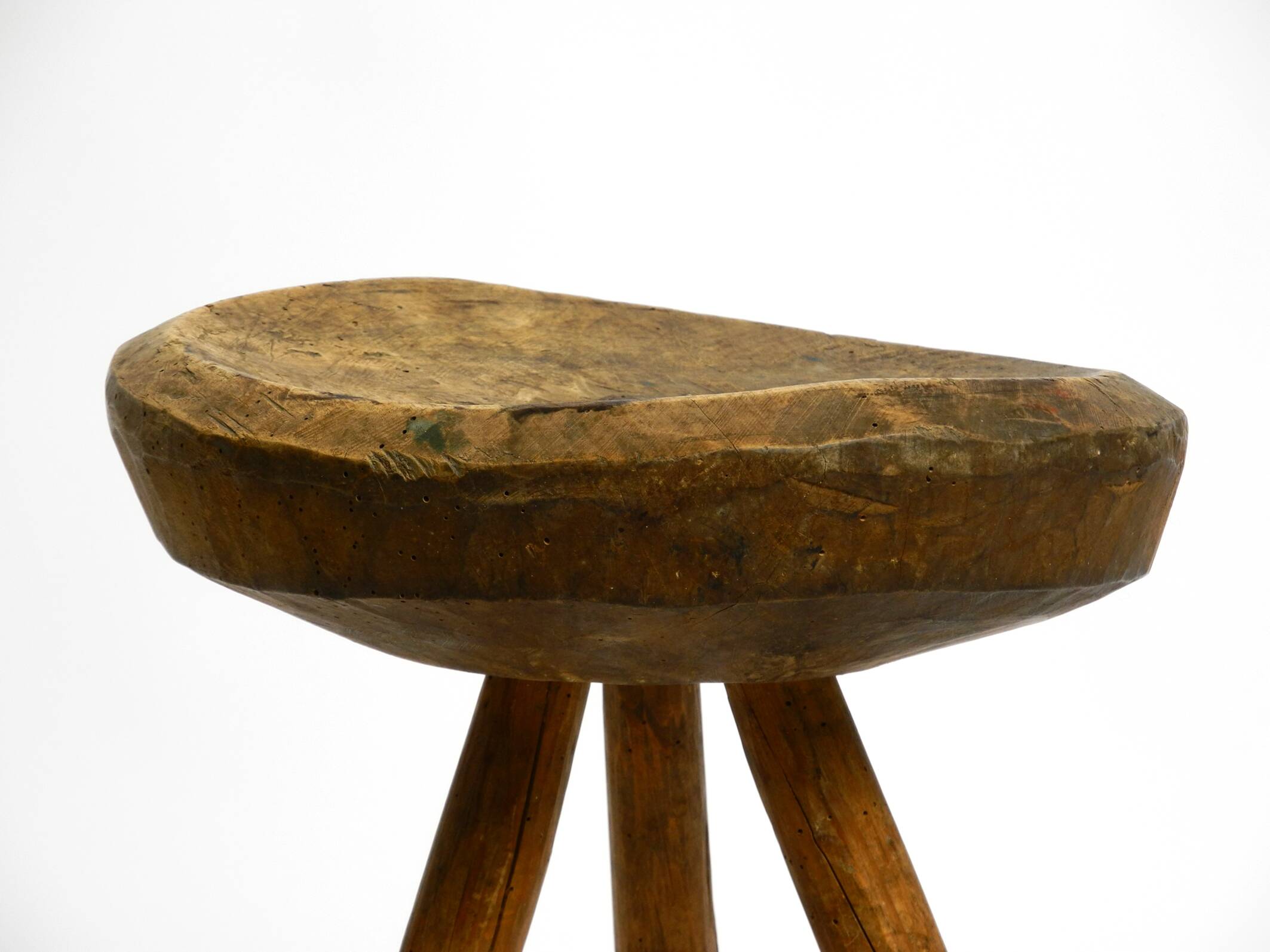 Tabouret en bois massif à trois pieds, sculpté à la main des années 1900, avec une patine fantastique.