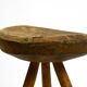 Tabouret en bois massif à trois pieds, sculpté à la main des années 1900, avec une patine fantastique.