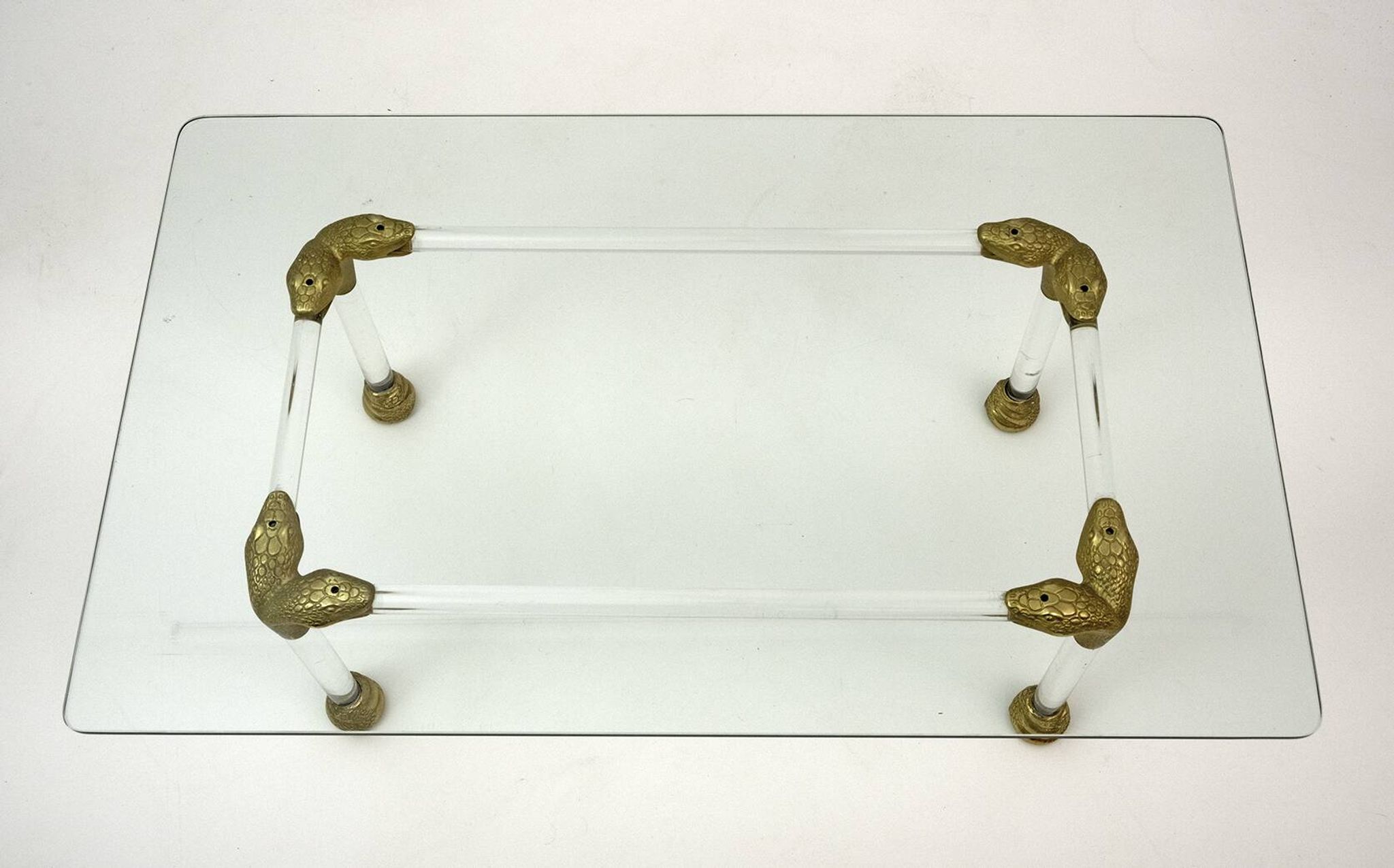 Table basse italienne en Lucite et laiton du milieu du siècle avec détails en tête de serpent