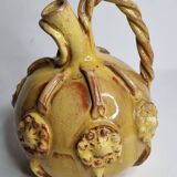 Ancienne cruche "arrosoir" en céramique émaillée ocre jaune, signée Meyssac Corrèze, 24 cm