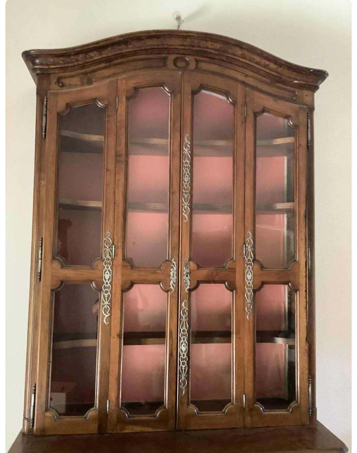 Imposant buffet, vitrine deux corps en noyer