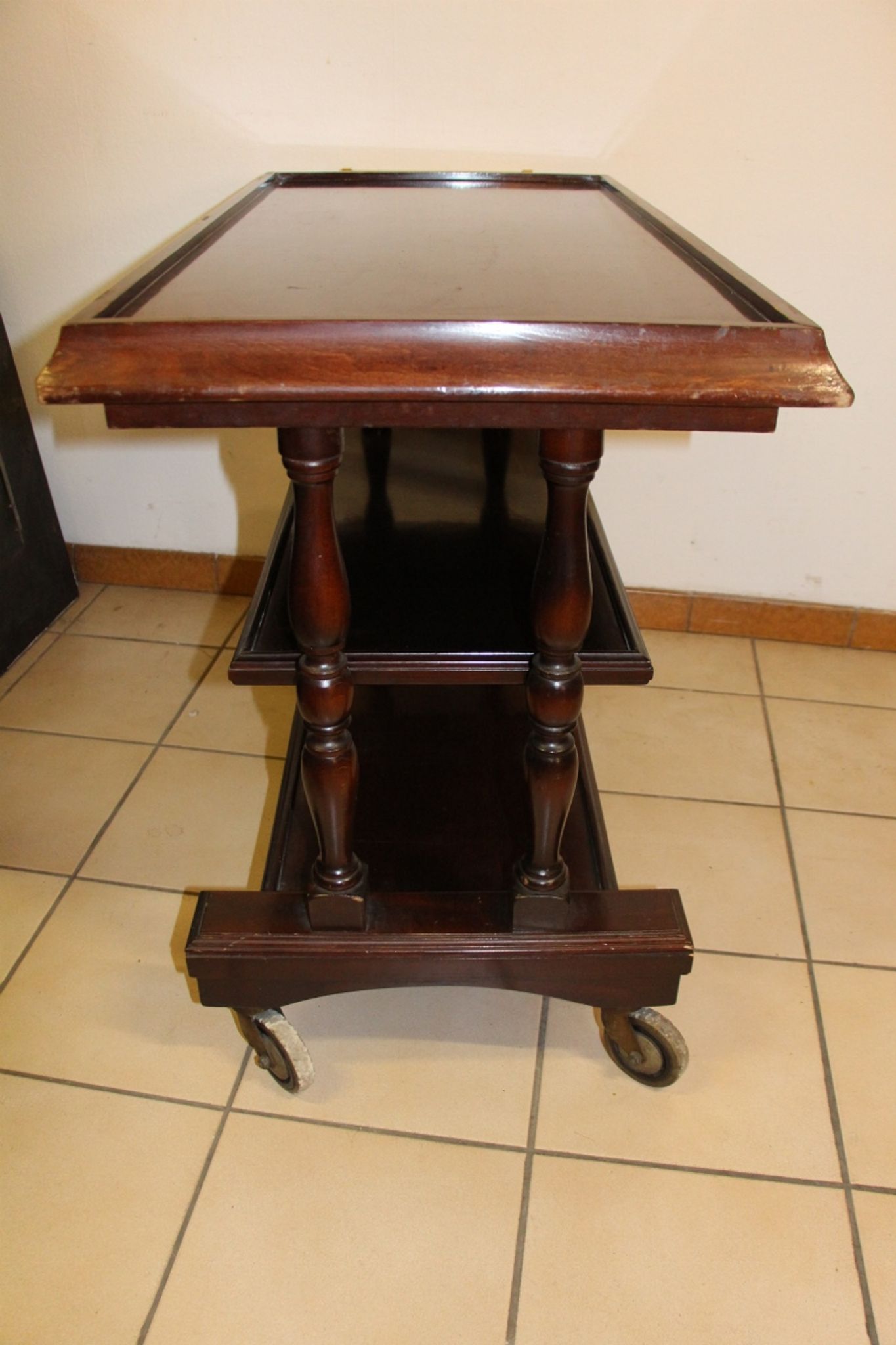Serving table
