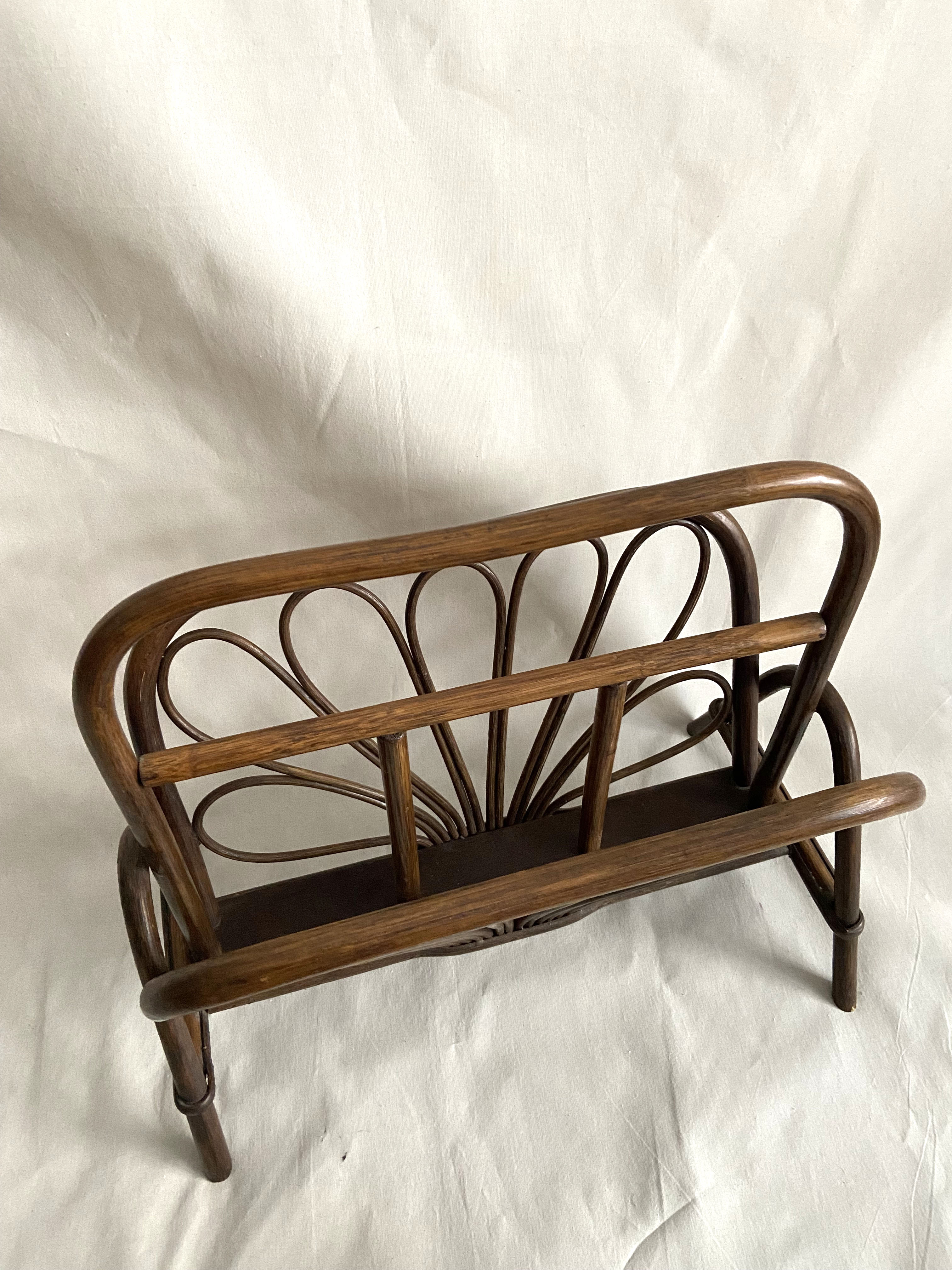 Port- rattan magazine