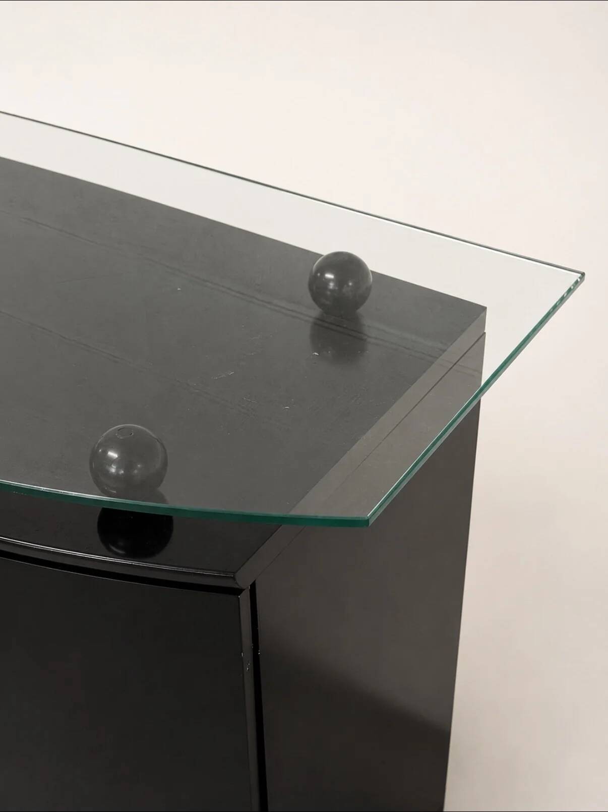 Buffet postmoderne en laque noire avec plateau en verre sur pieds boule