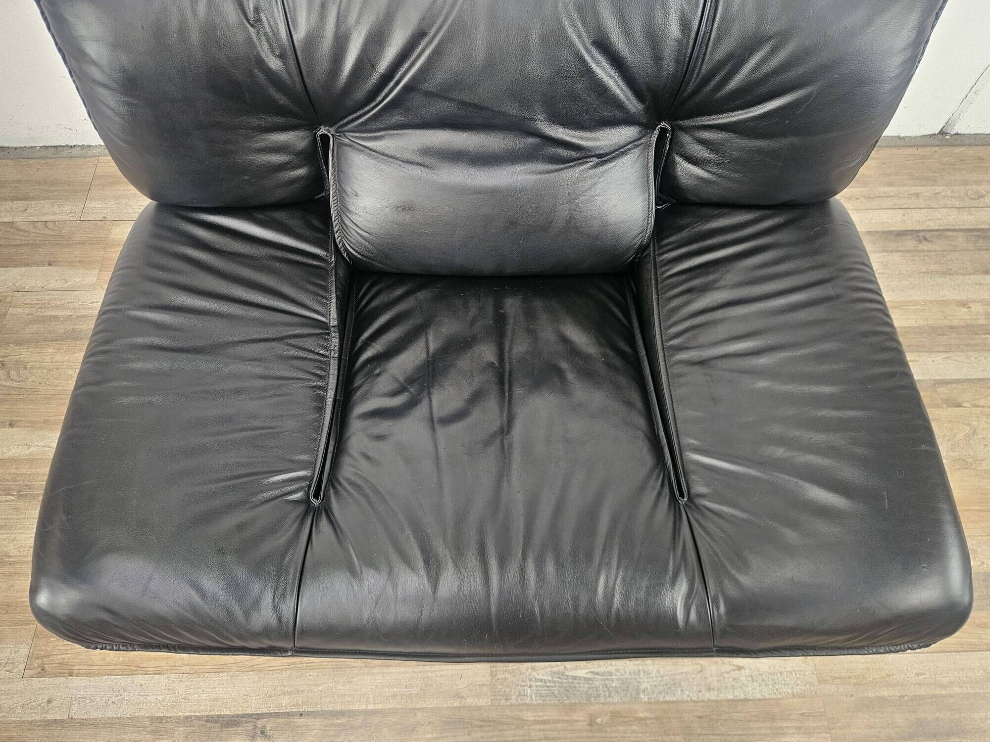 Red and black leather armchair by Nicoletti Salotti