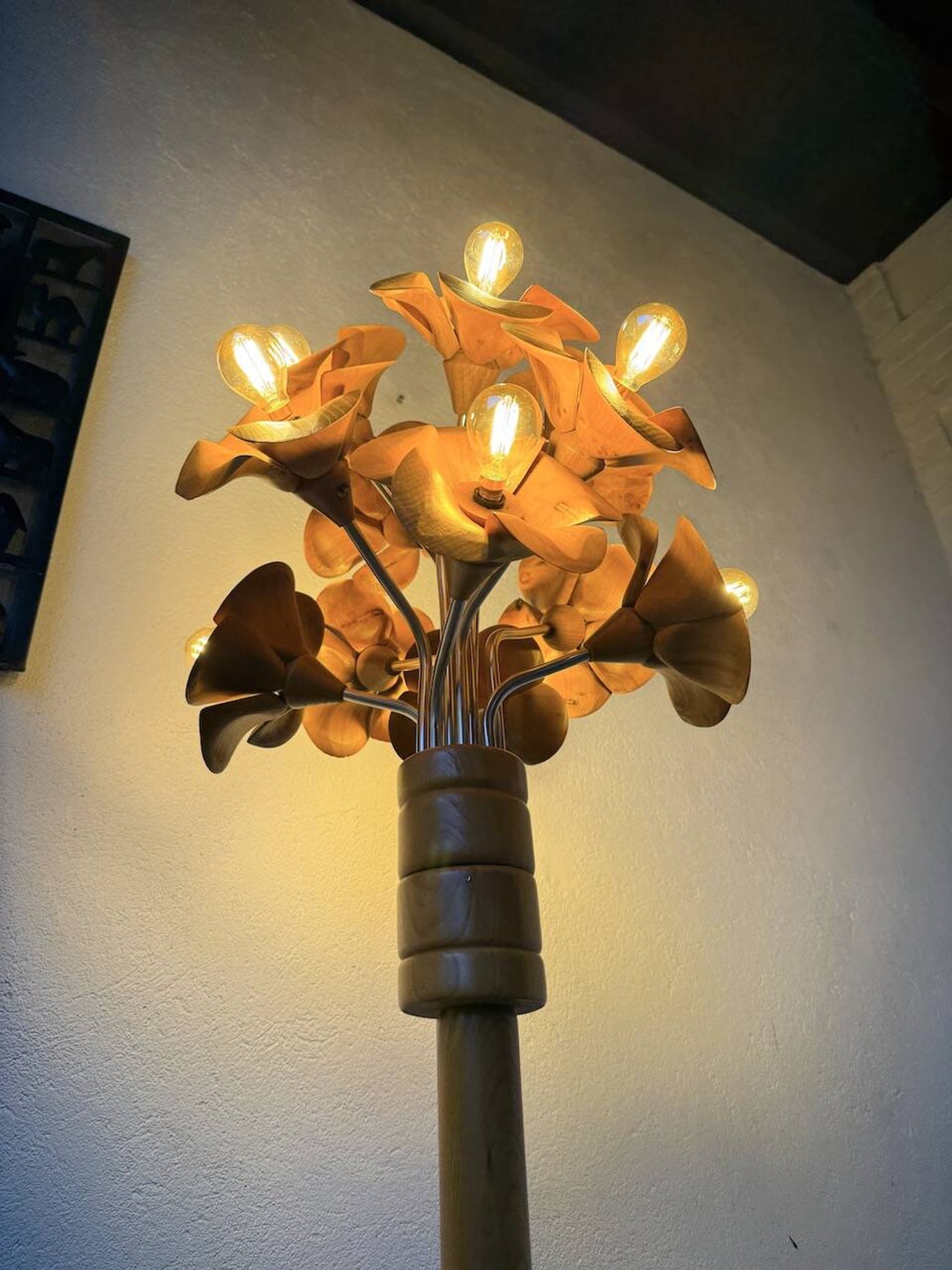 Lampadaire en orme motifs « fleurs », années 70
