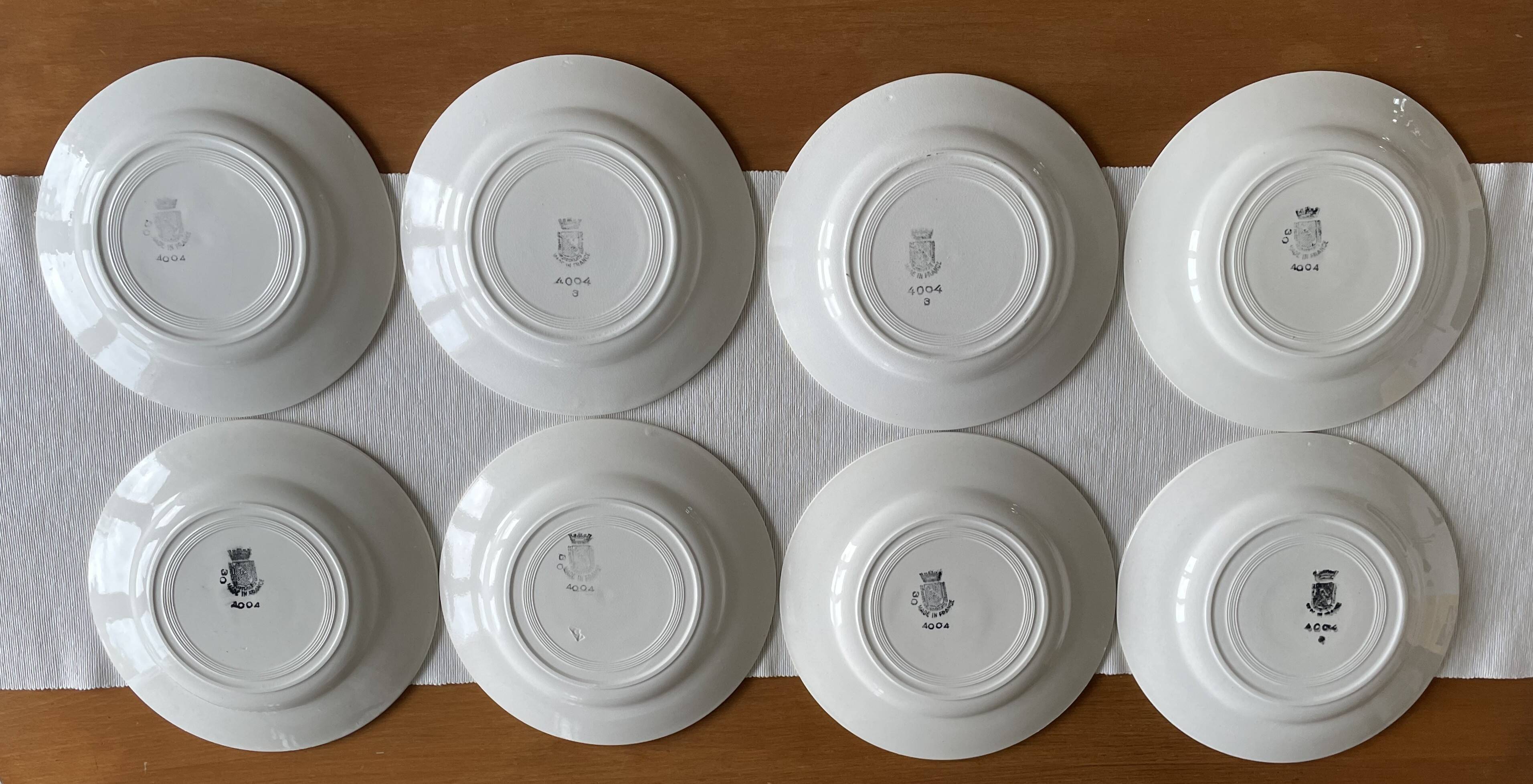 8 antique flat plates in Saint-Amand earthenware (Nord)