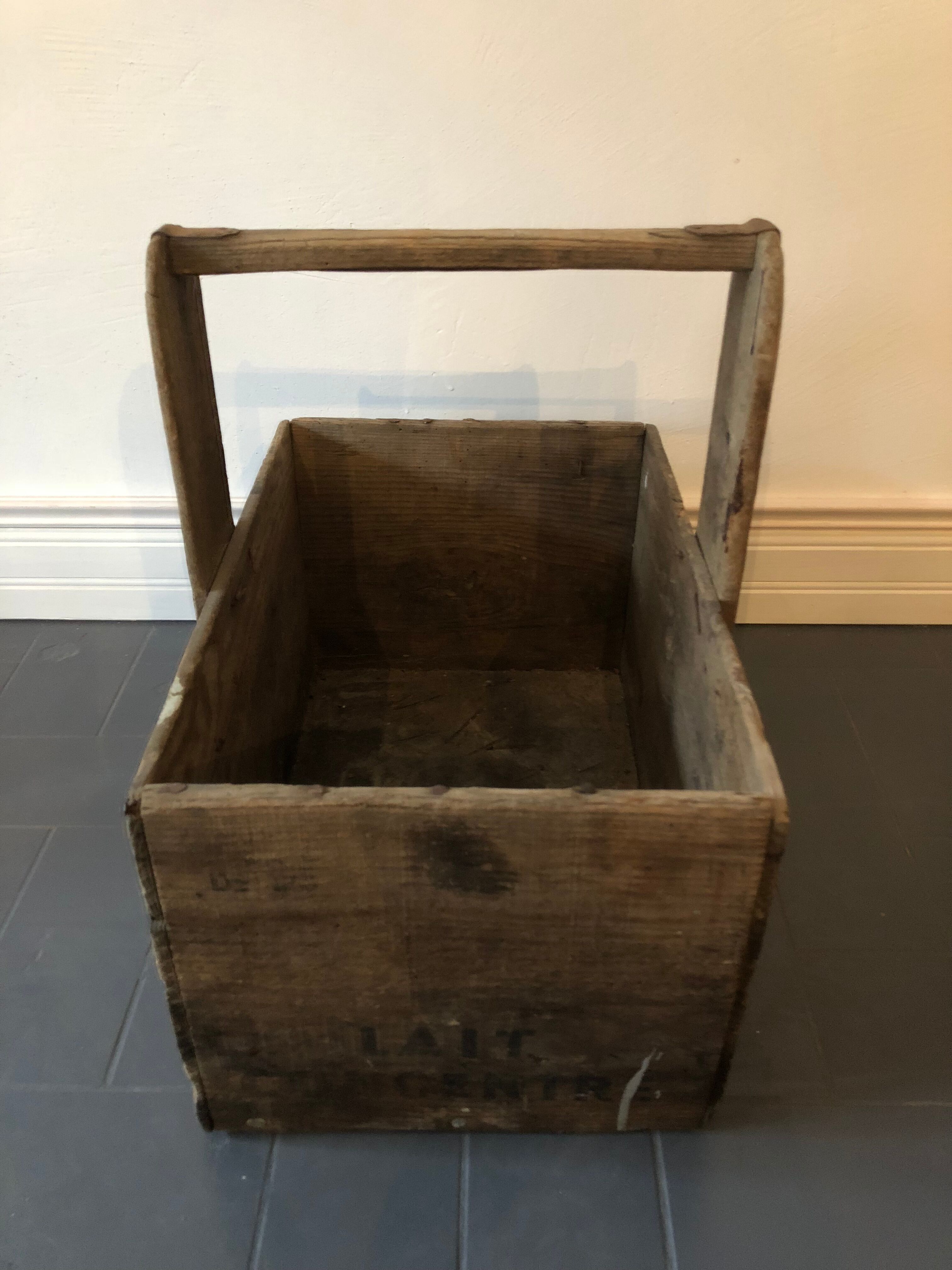 Basket in old wood "milk concentrated Gloria."