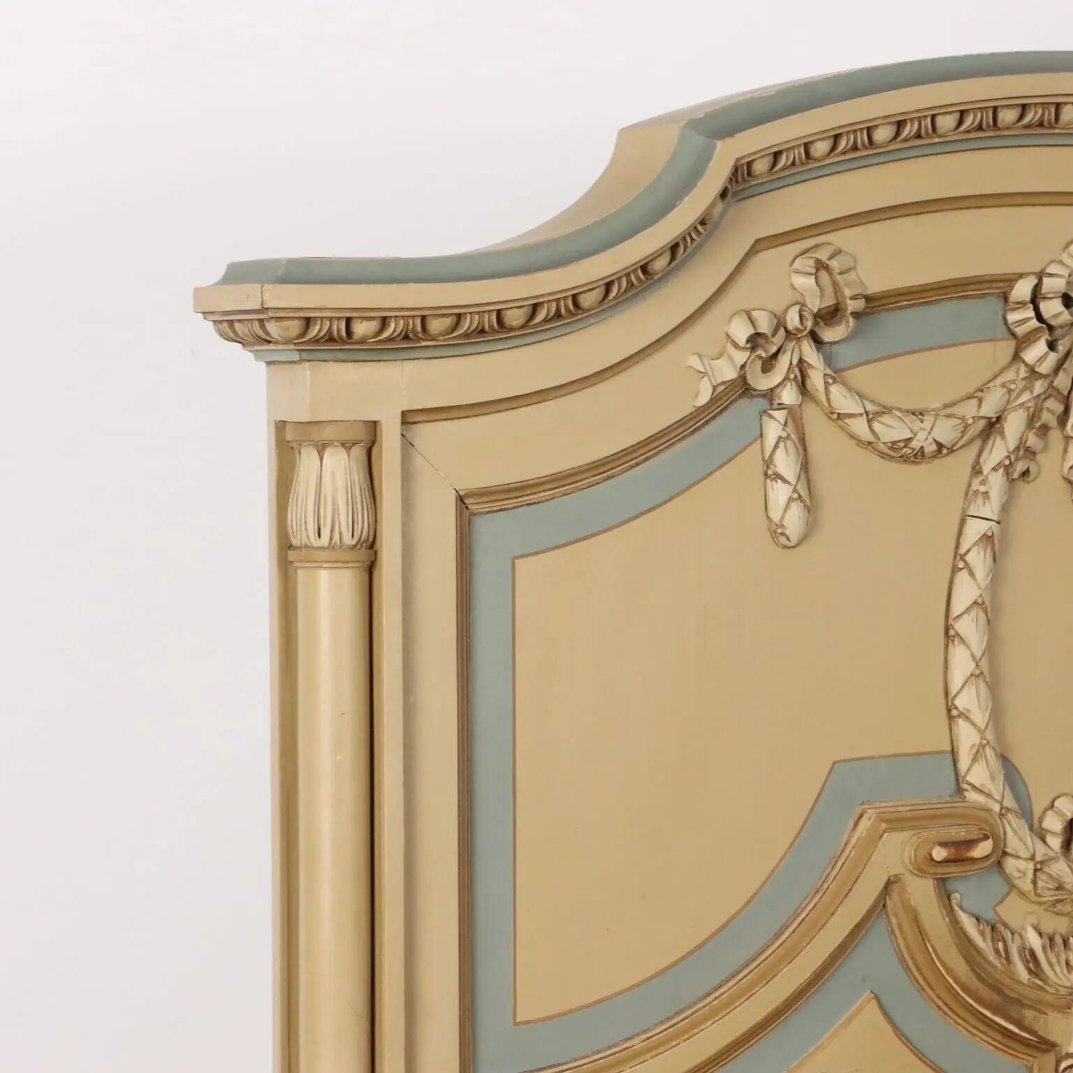 Lit ancien de style néoclassique en hêtre laqué, manufacture Luigi Gatti, XXe siècle
