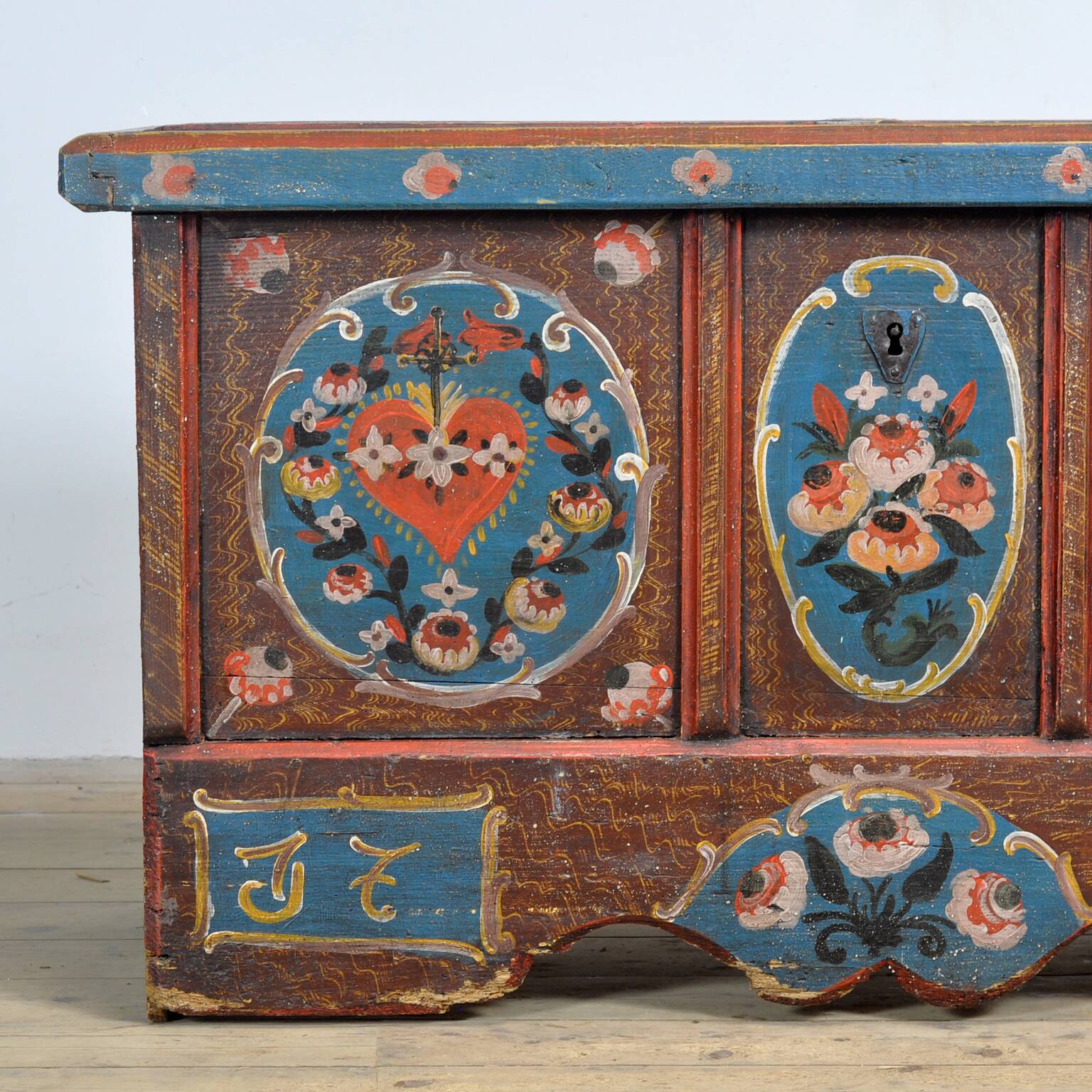 Coffre de mariage d'art populaire, daté de 1718