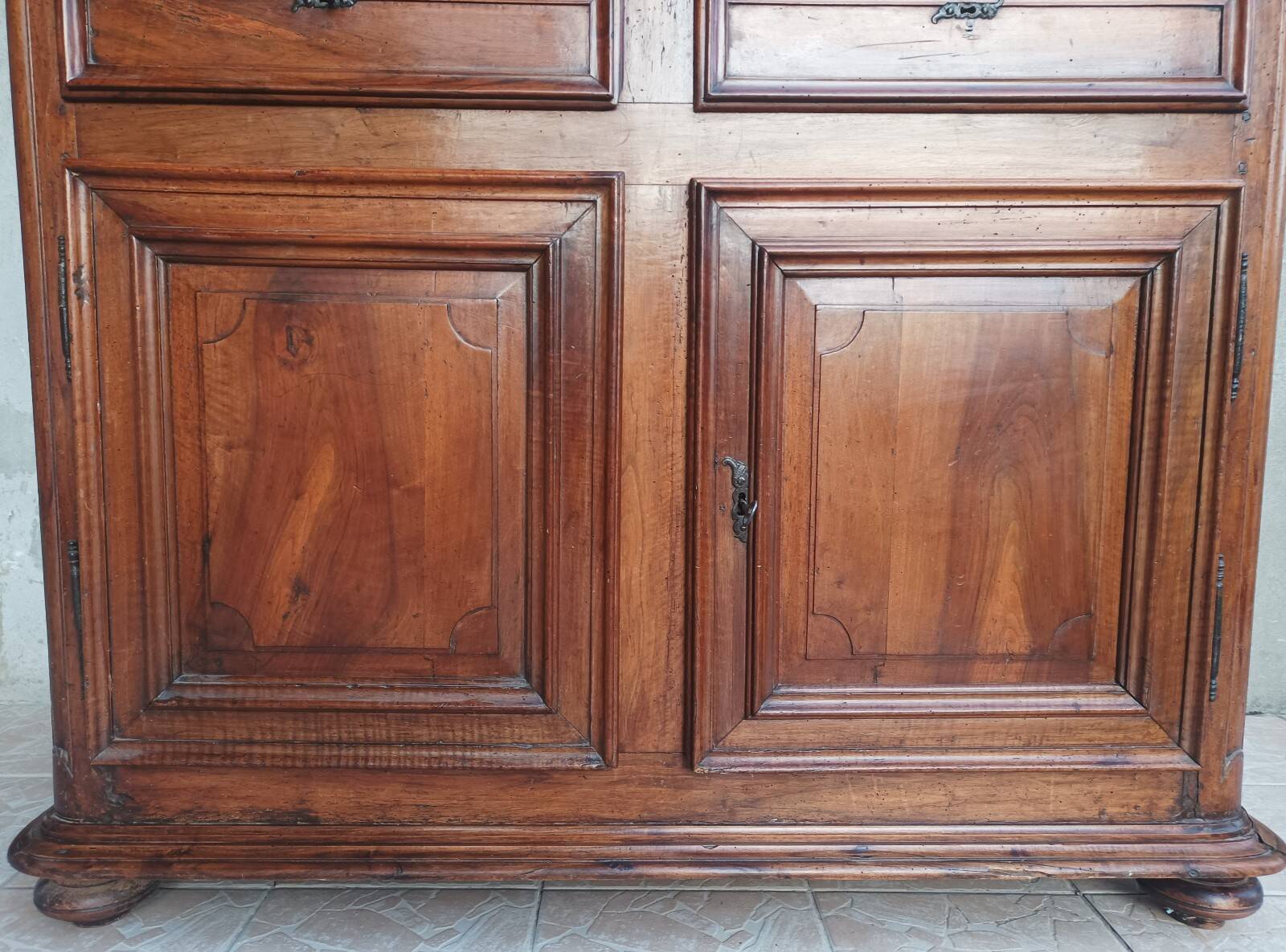 Louis XIV walnut buffet with 4 doors from the 18th century.