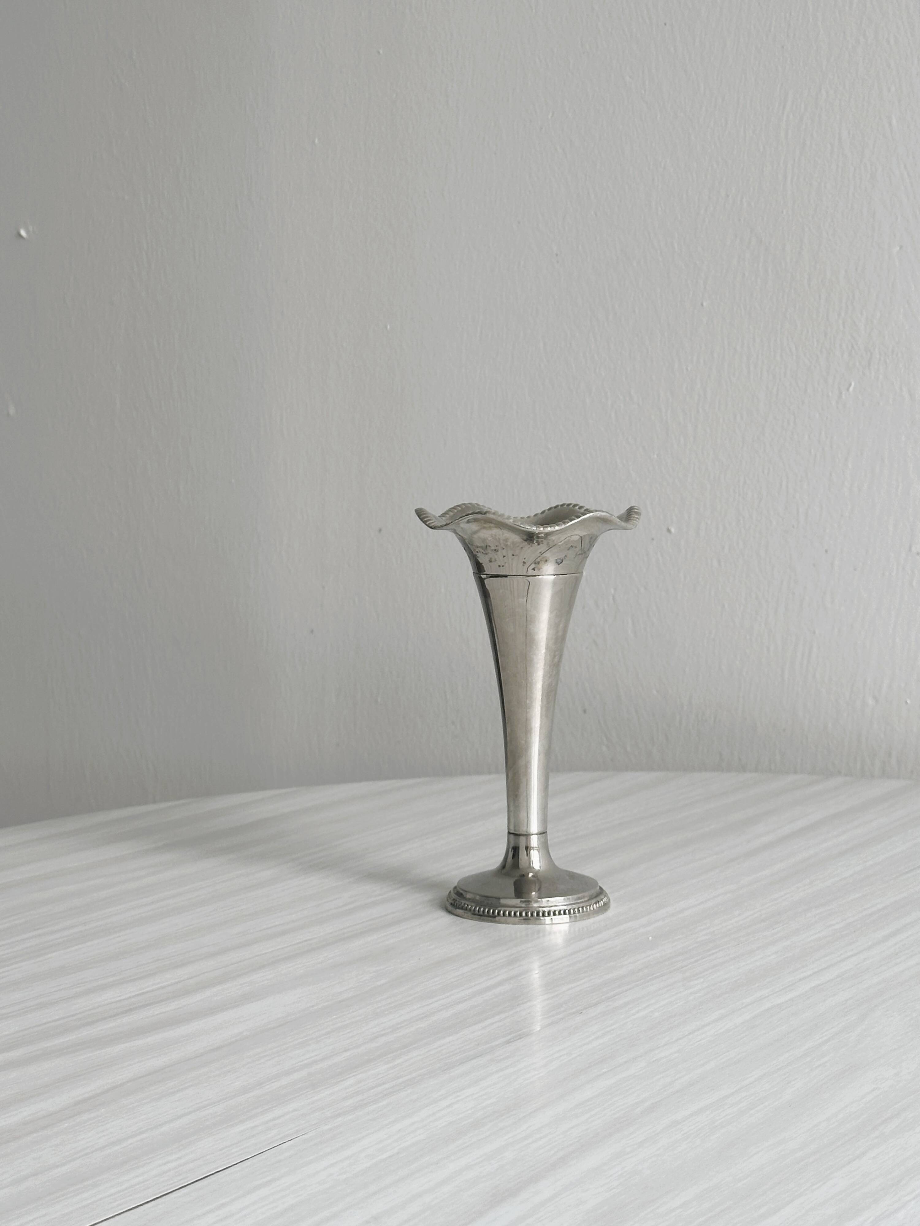 Metal single-flower vase