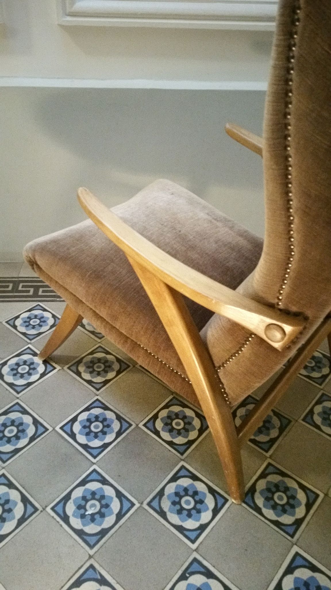 Fauteuil haut scandinave wing chair velour marron