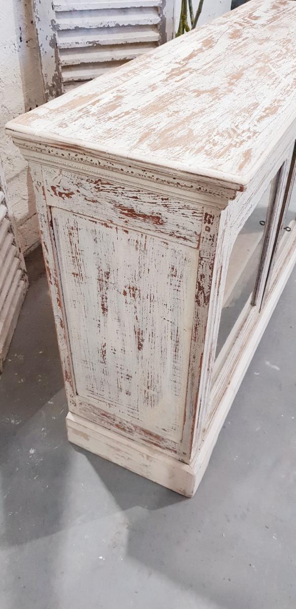 Buffe- vintage showcase