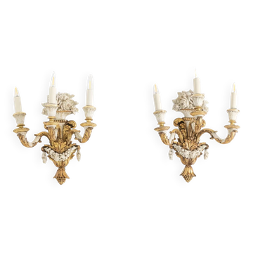 Paire d’appliques de style Louis XVI en bois doré et laqué. Circa 1900.