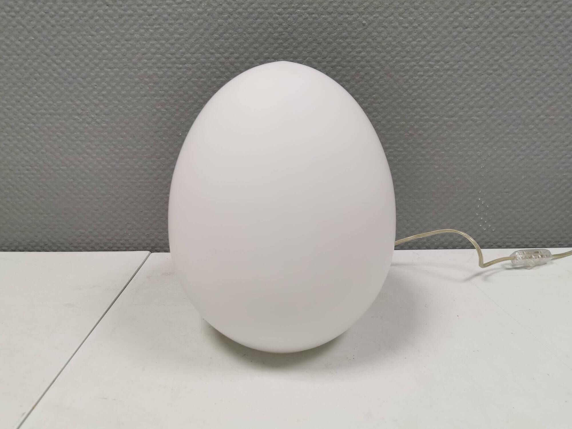 Lampe de table en forme d'oeuf du fabricant français SCE, années 1980.