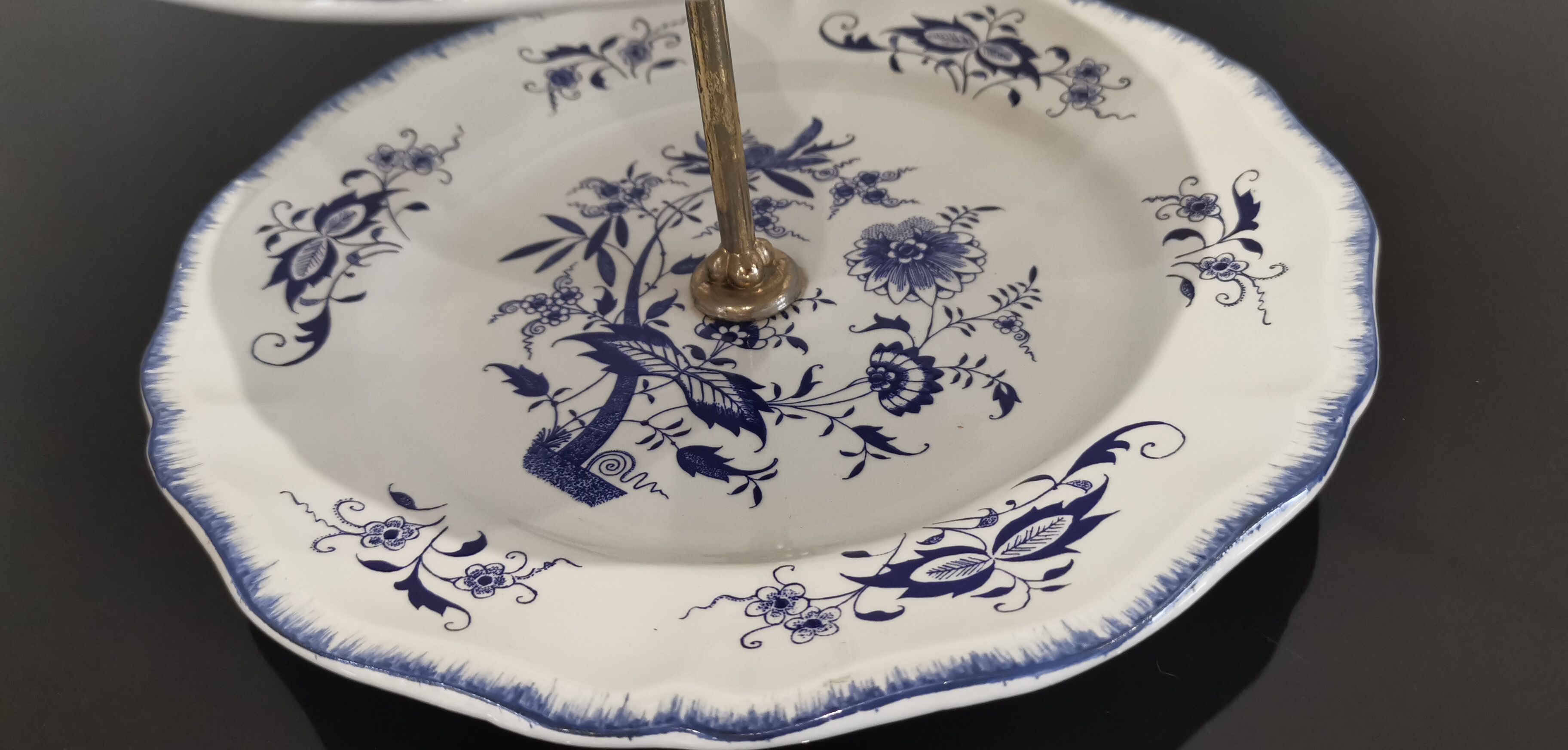 Porcelain cake display Sarreguemines Lancaster model