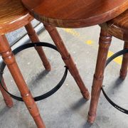 Trio de tabourets de bar en bois Bernkop
