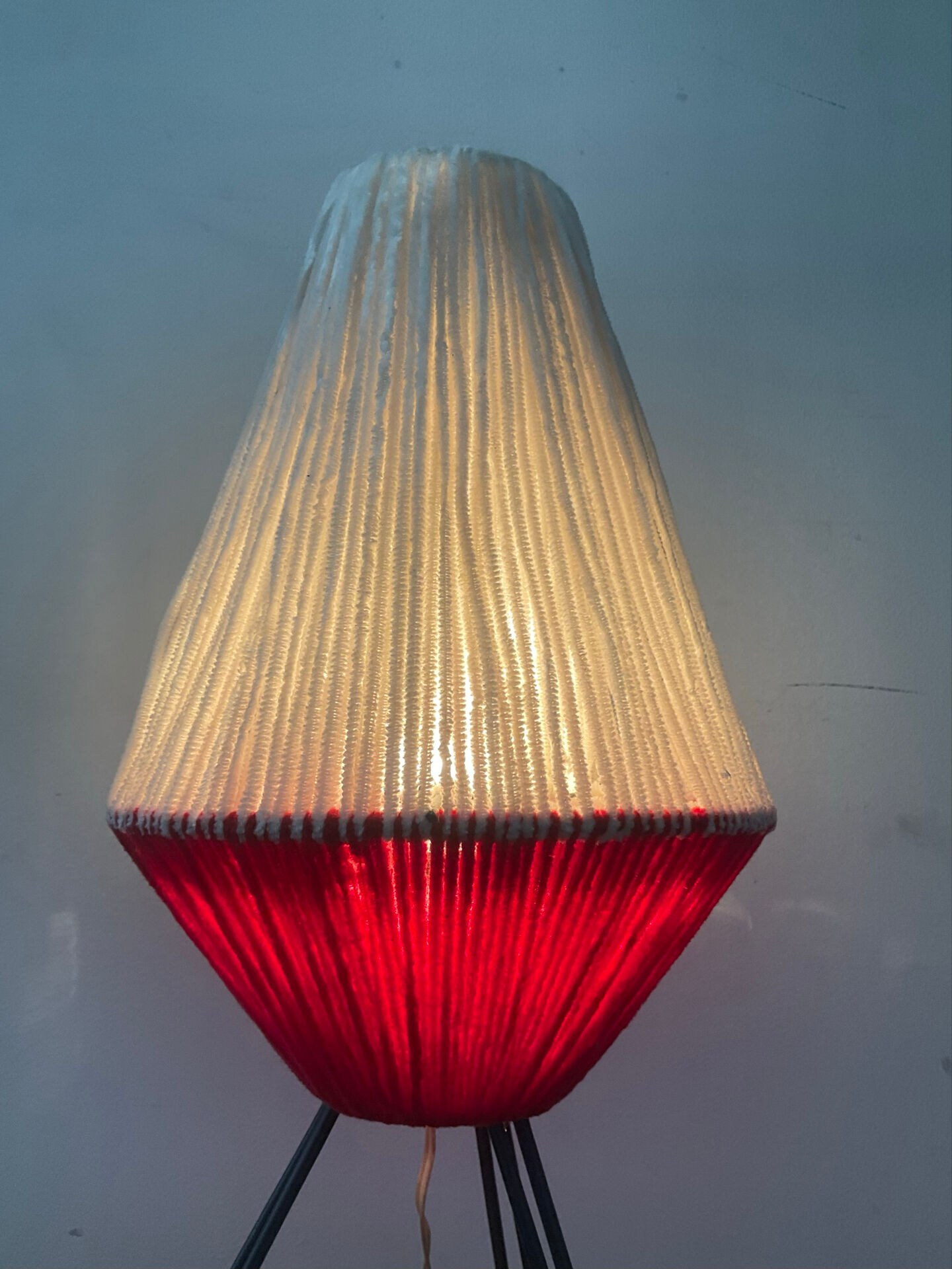 Lampe tripode en métal et laine années 50