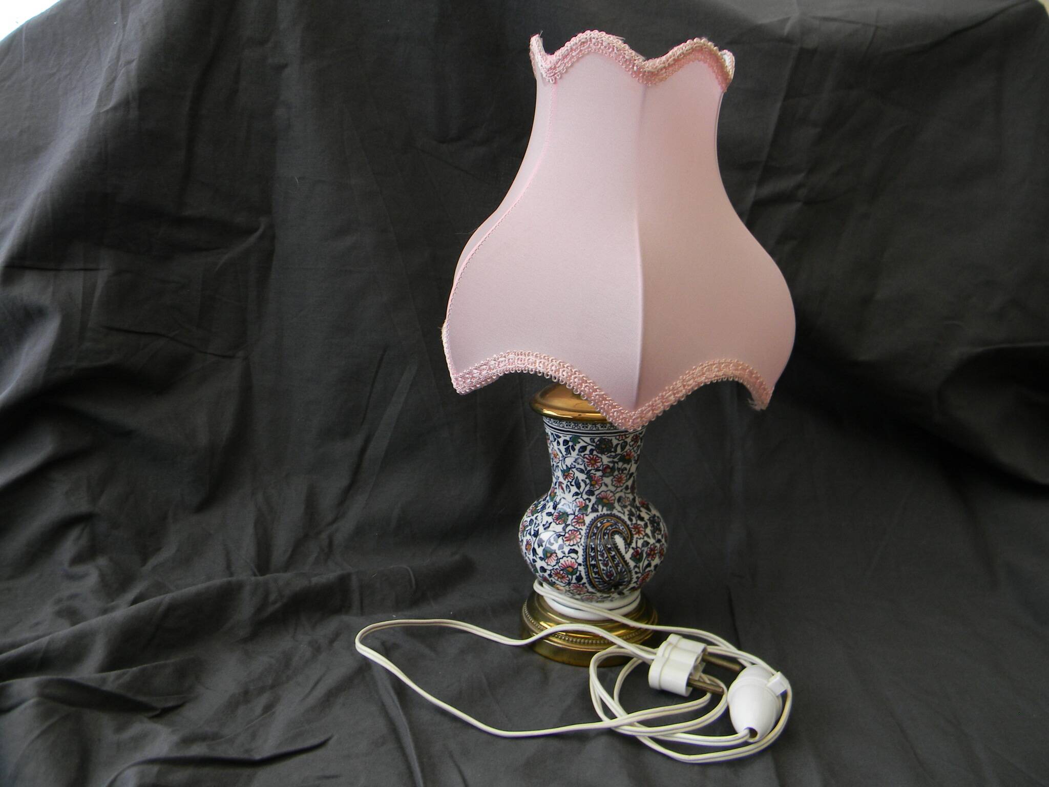 Small earthenware lamp from Gien. Cashmere decoration.