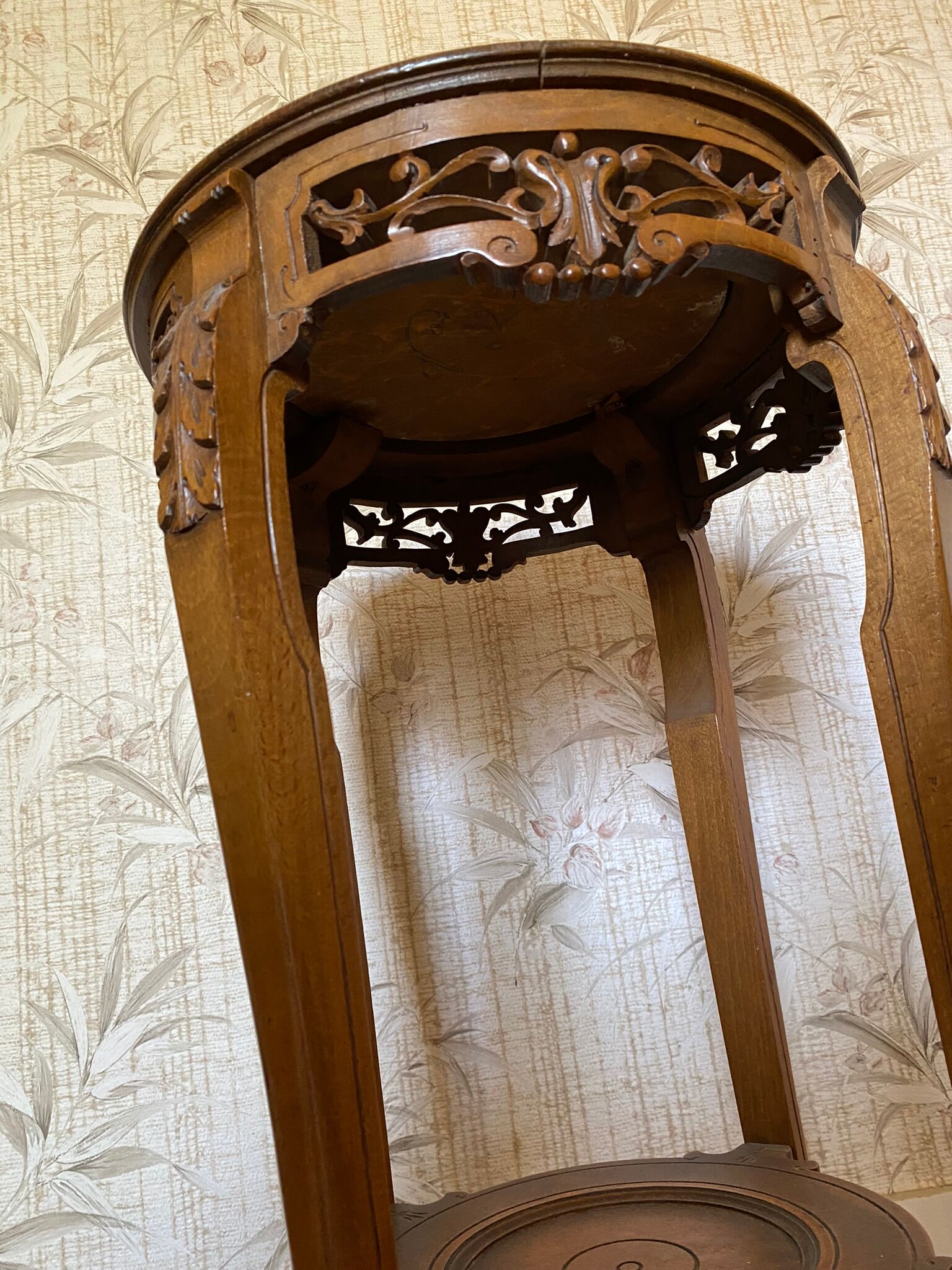 Fifth wheel / Carved wooden plant door with double top - brown marble around 1900