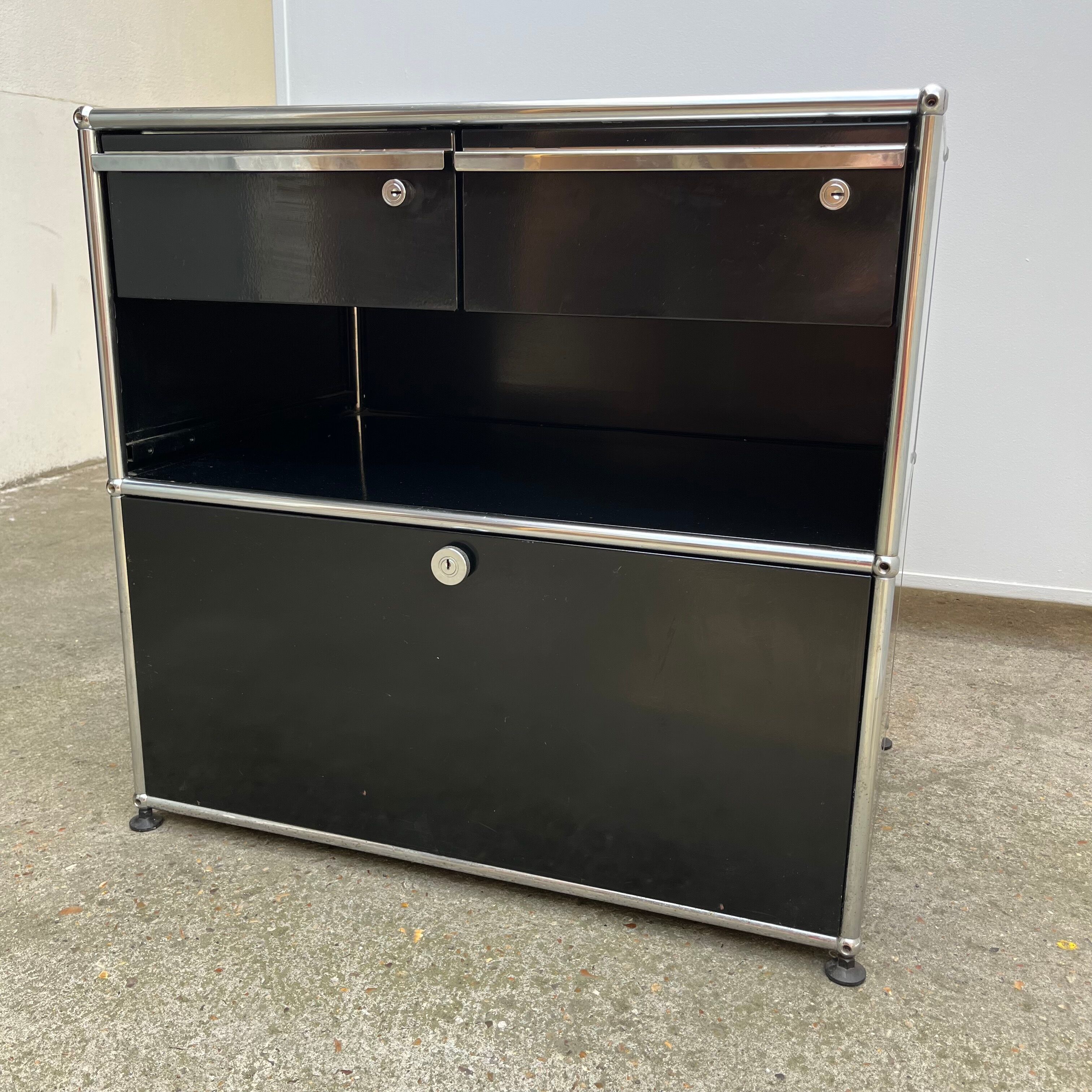 Black office furniture - double height USM