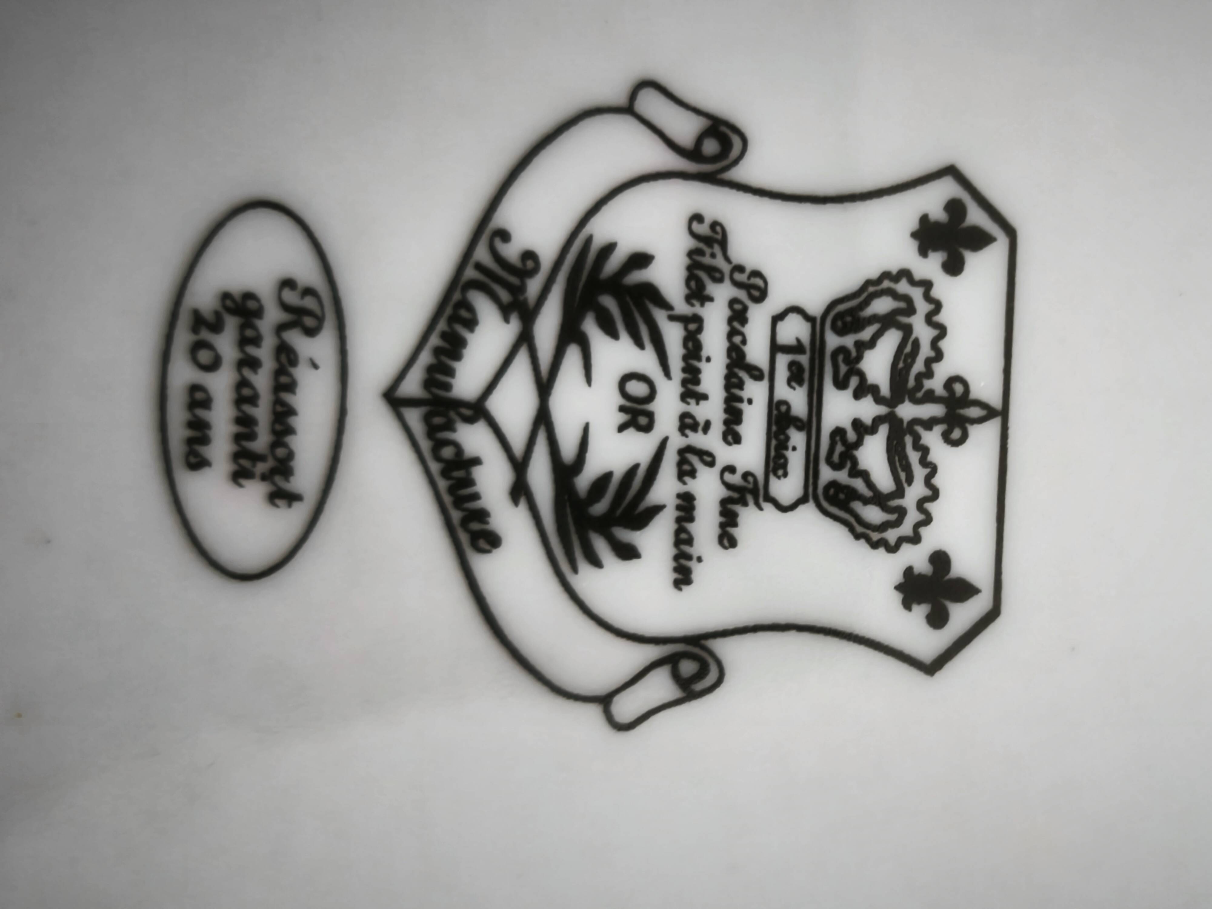 12 flat plates in porcelain with double gold rim.