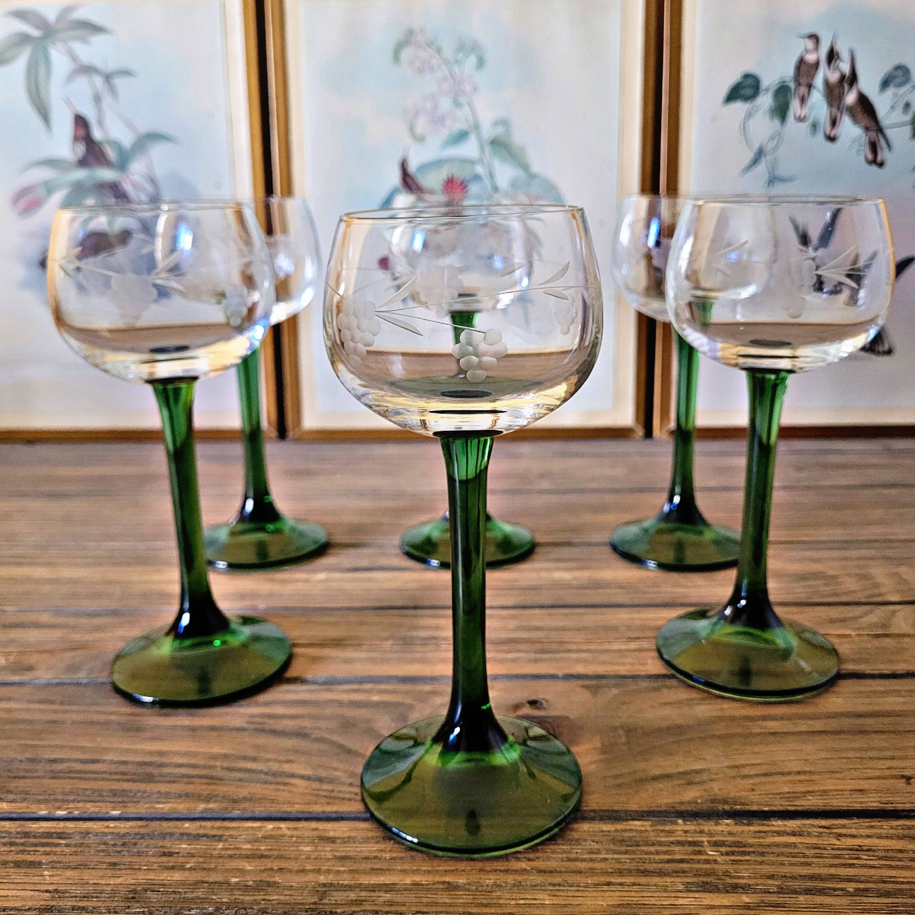 6 verres à vin d'Alsace au décor gravé (raisin), pied vert