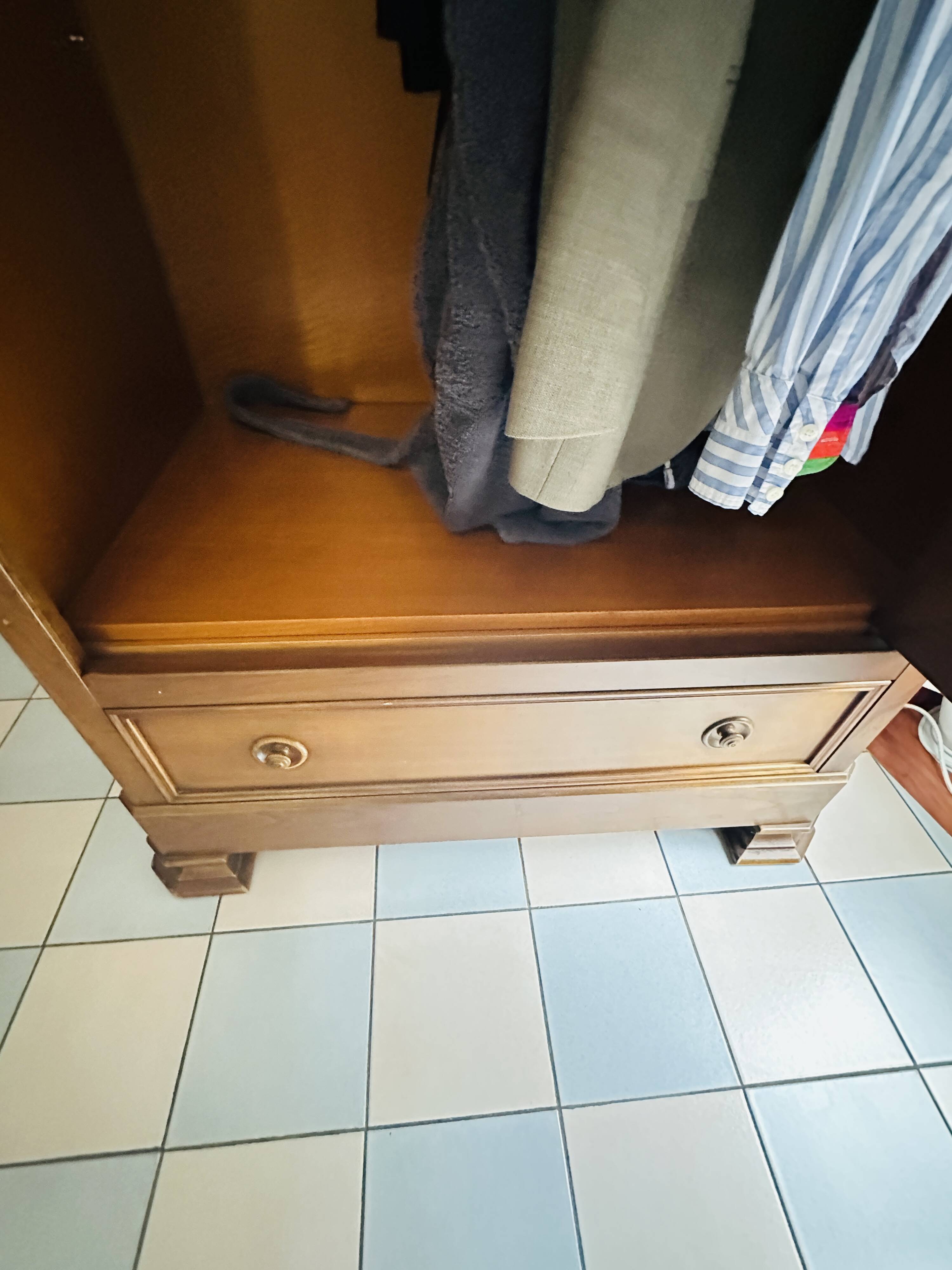 Armoire avec porte miroir en merisier Ebeniste