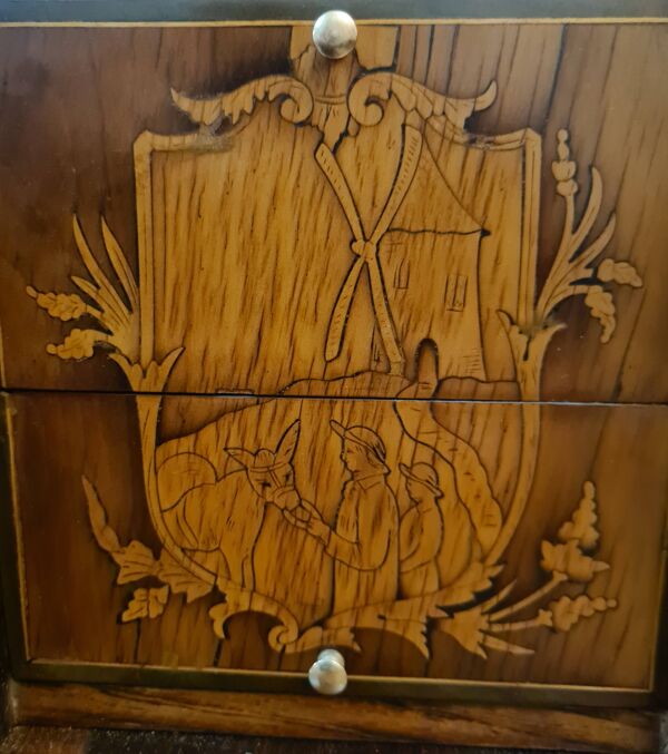 Bureau à gradin en marqueterie, aux fables de La Fontaine,  XIXème