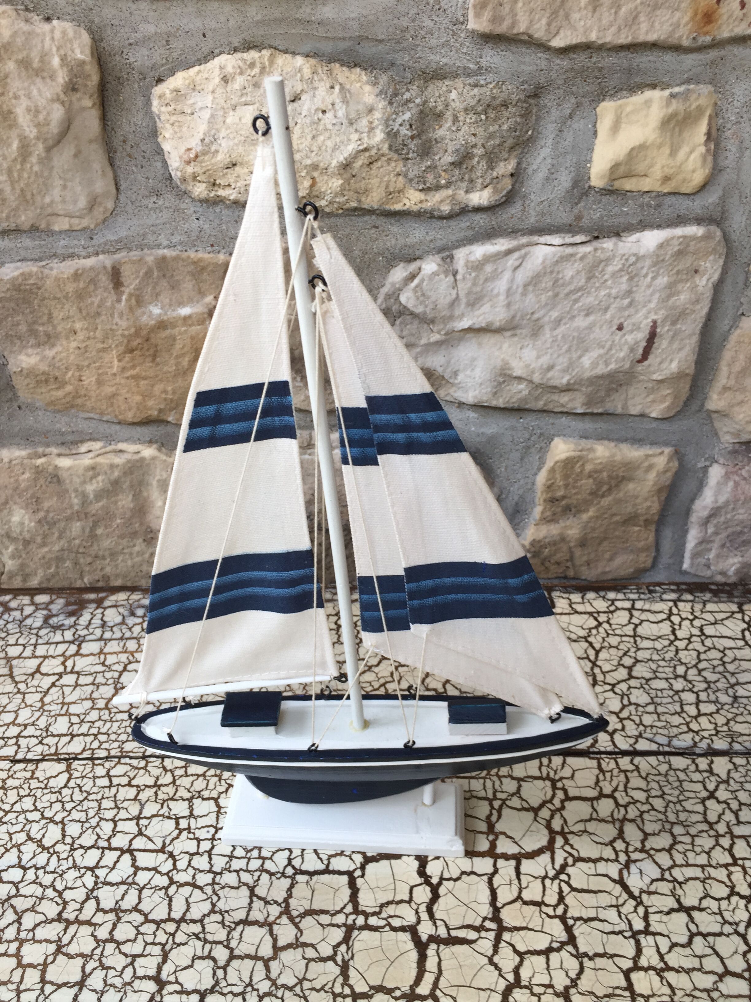 Voilier en bois et toile bleu et blanc