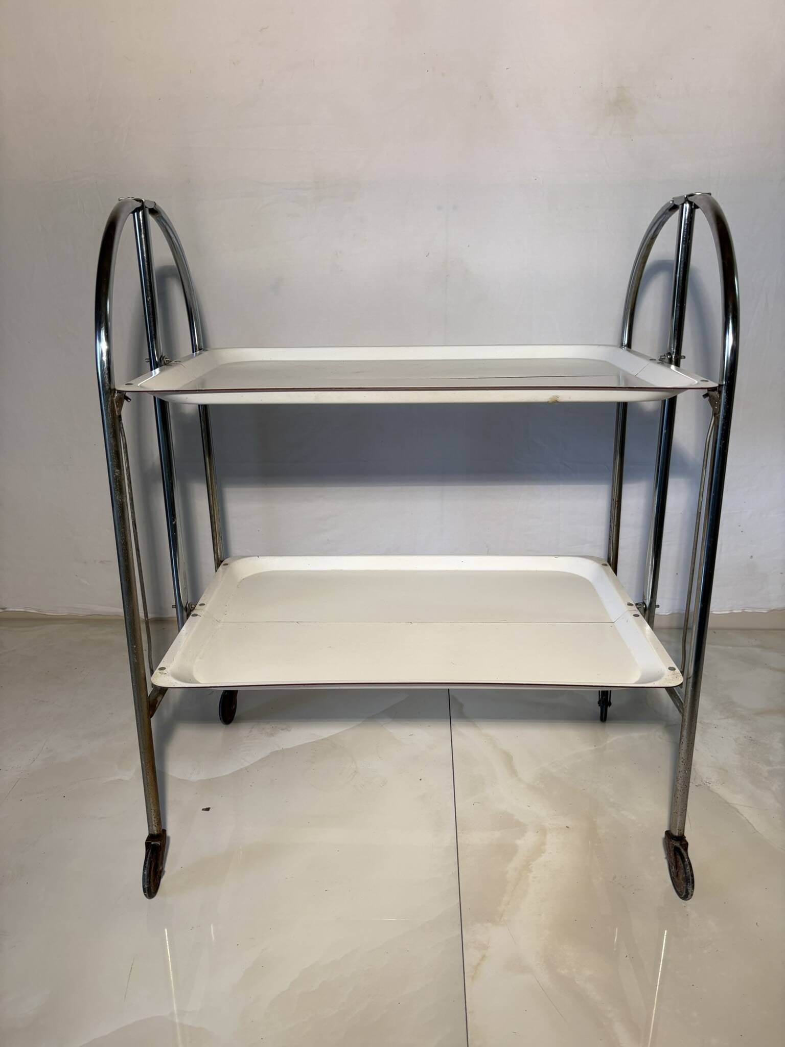Vintage folding trolley in chromed metal and enamelled trays
