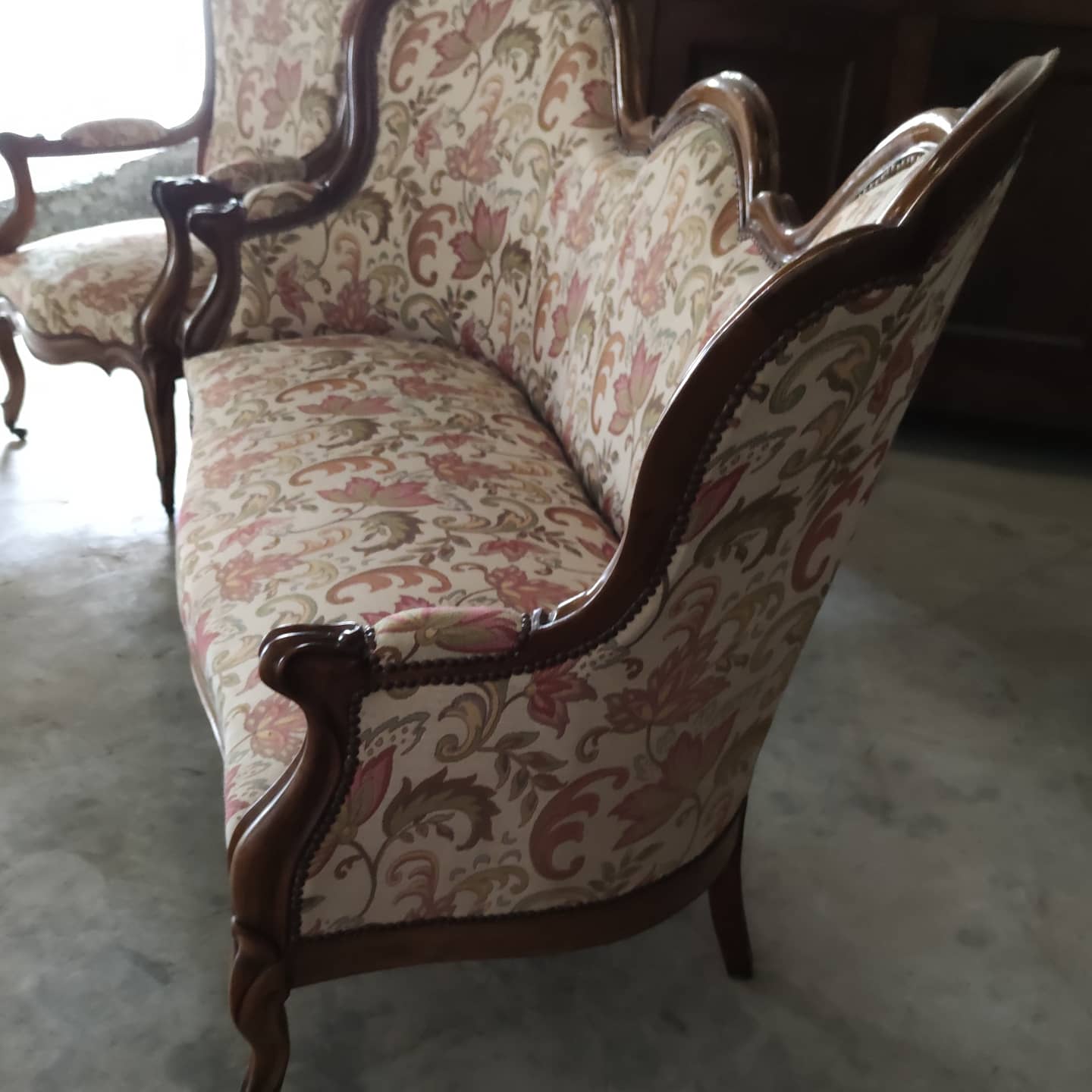 Salon 3 pièces en noyer composé  2 fauteuils et 1 canapé