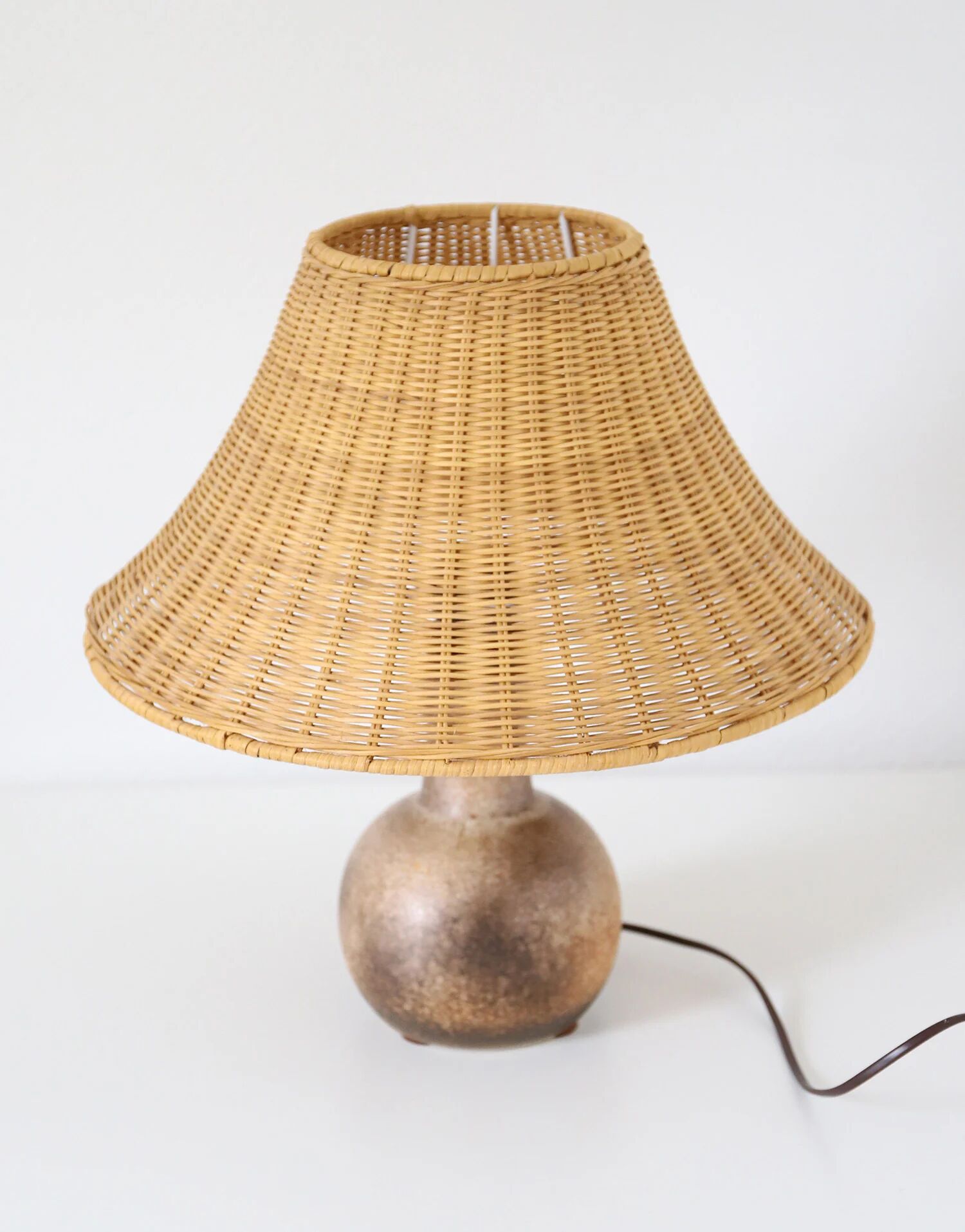 Table lamp – Vintage 60s ceramic and rattan shade