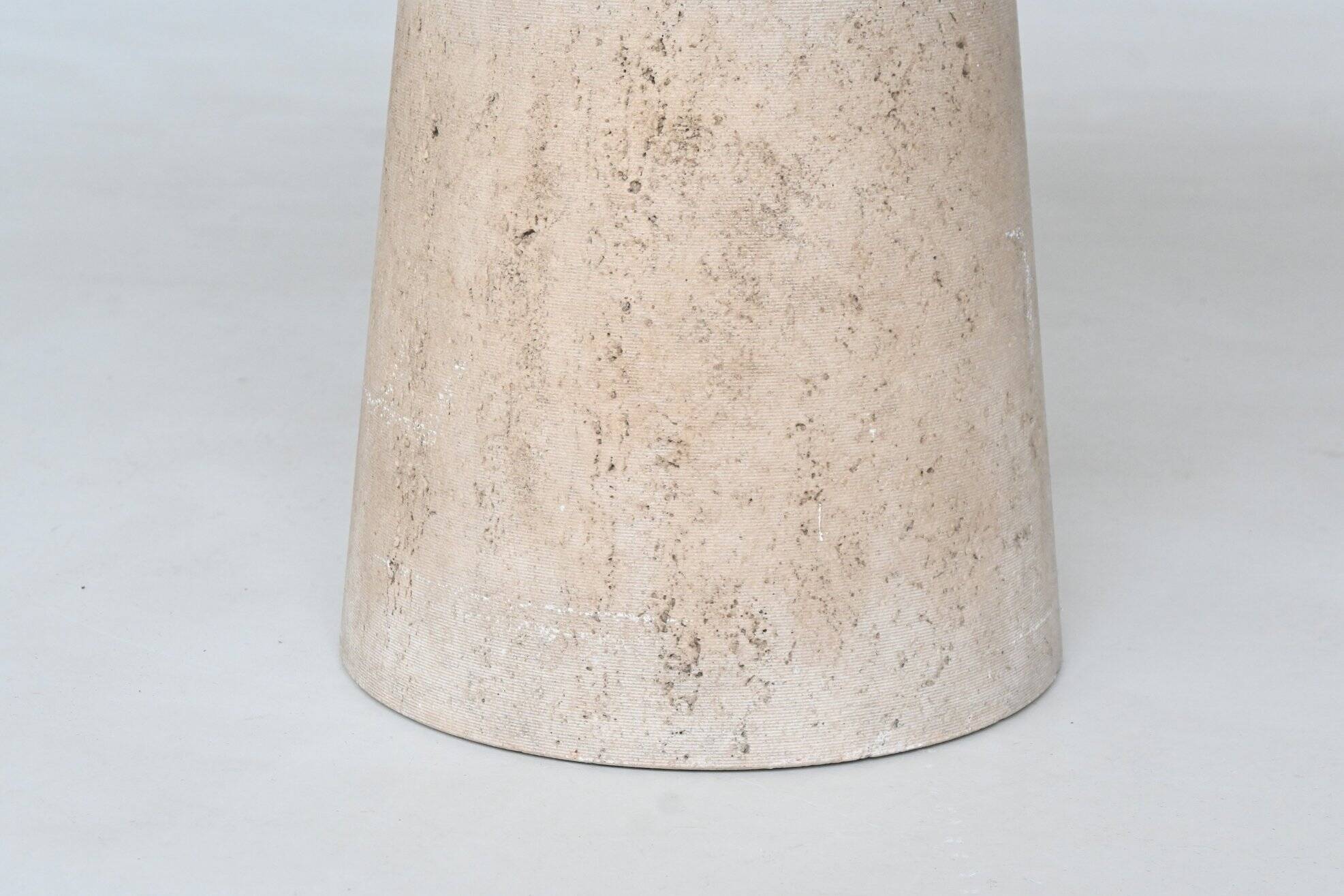 Grande table de salle à manger ronde sculpturale en travertin blanc crème, Italie, 1970