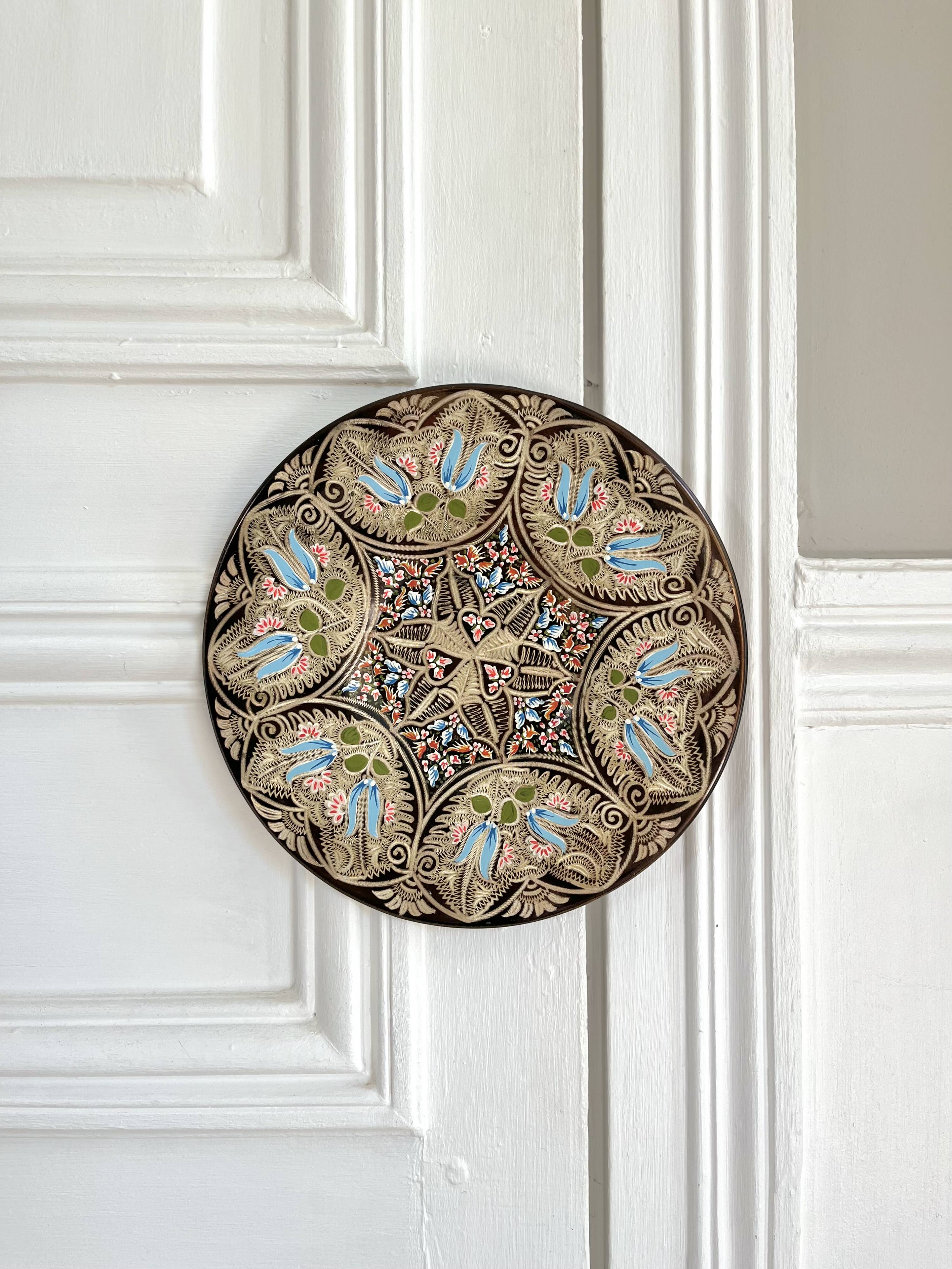 Assiette décorative fleurs peintes