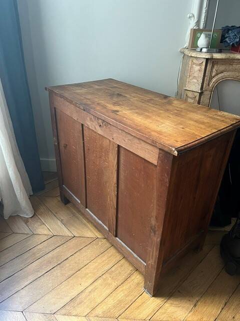 Rustic commode from the eighteenth century.