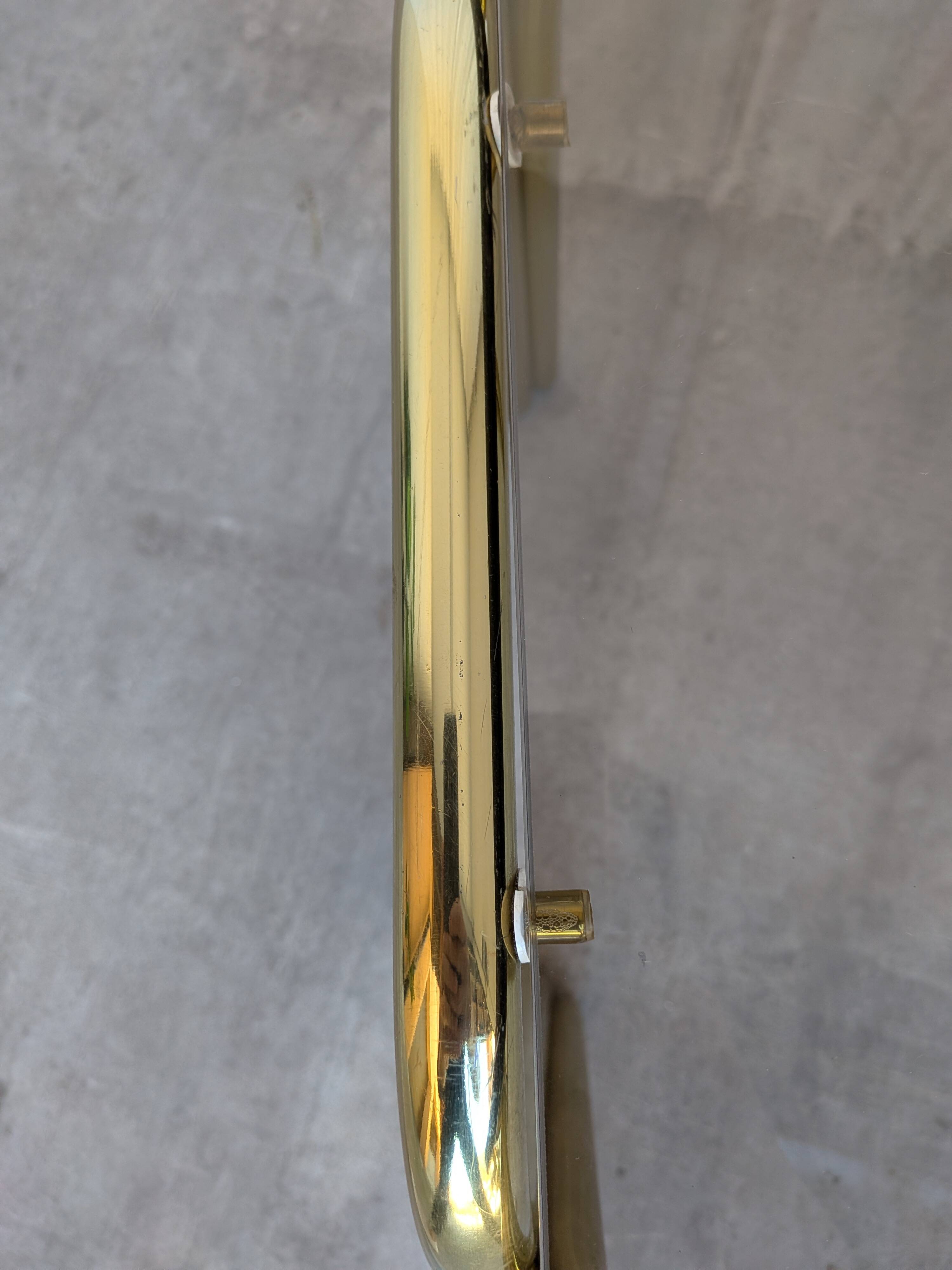 Table basse vintage en laiton et verre fumé / Moderne italien du milieu du siècle