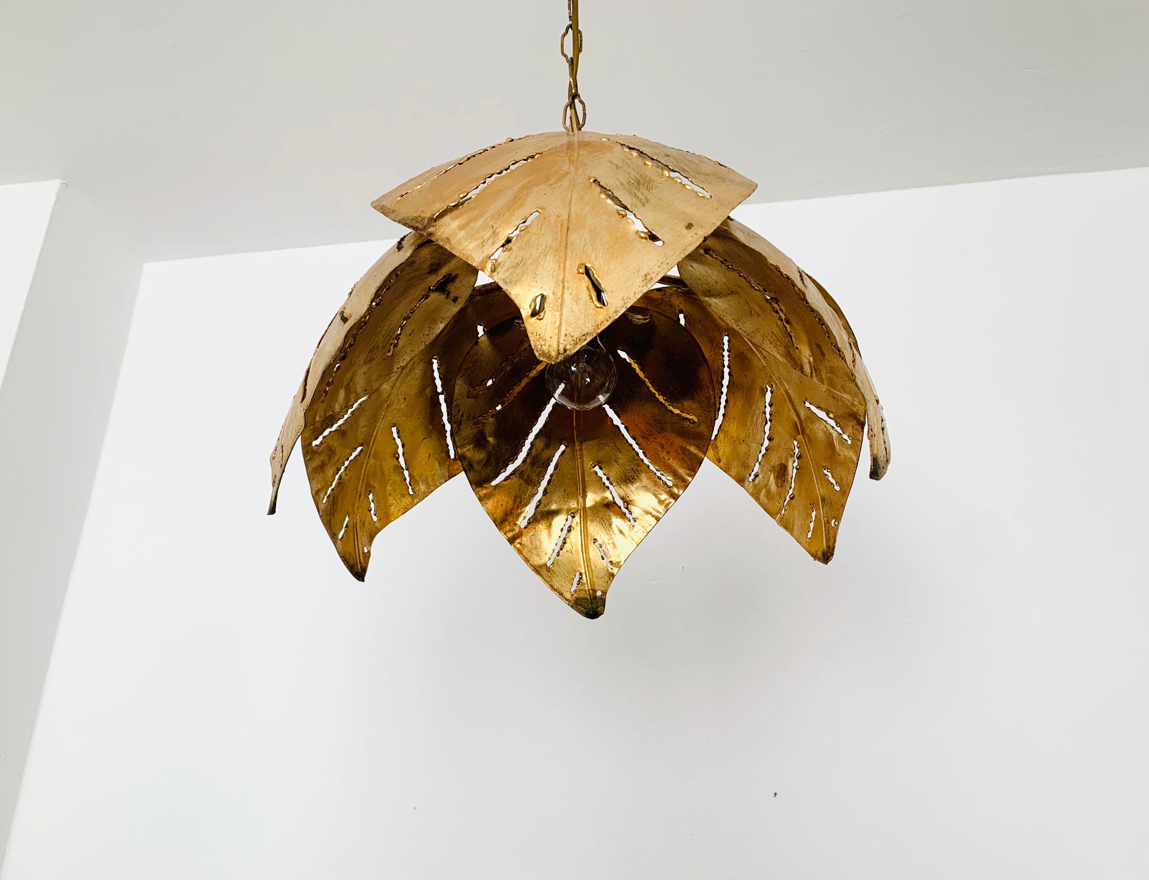 Lustre en feuille de palmier hollywood régence italienne dorée par Hans Kögl