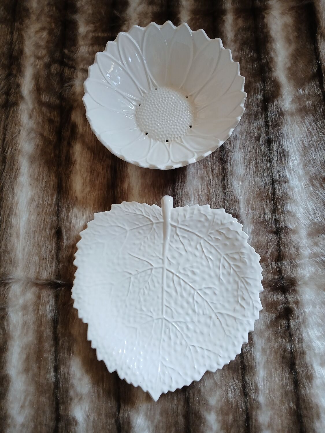 Plate + fruit drainer in earthenware