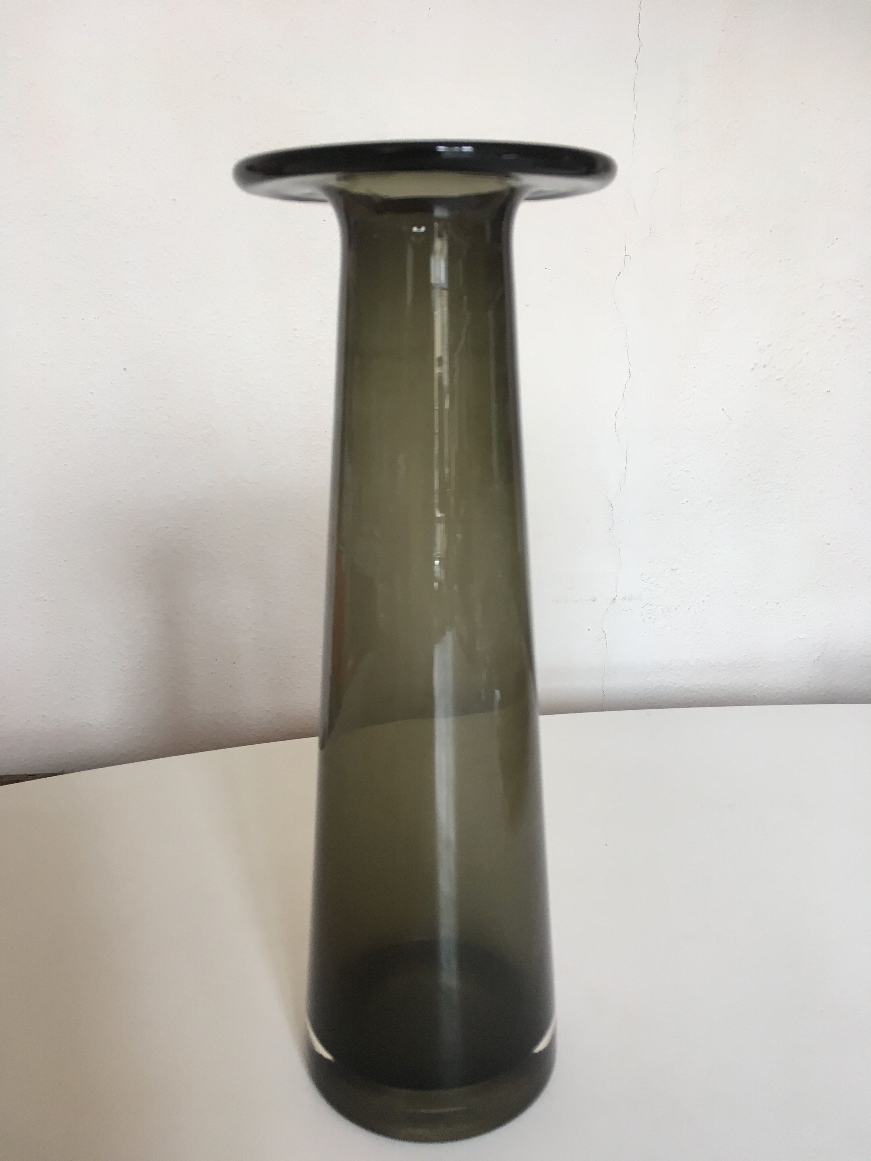 Vase mid century scandinave en verre gris kaki