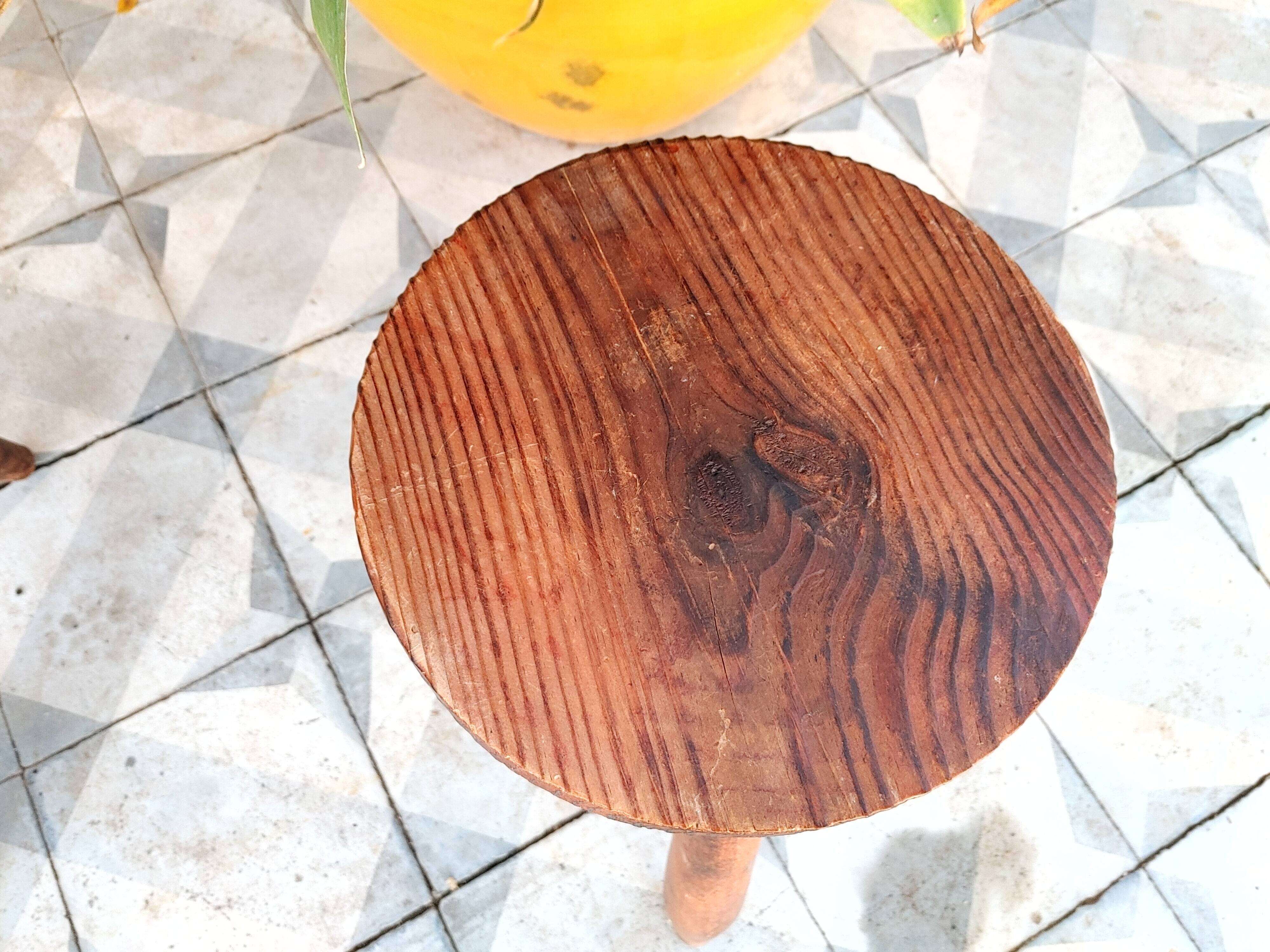 Paire de tabourets tripode en bois vintage