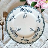 Assiettes à dessert anciennes en terre de ferré accompagnées d'un plat