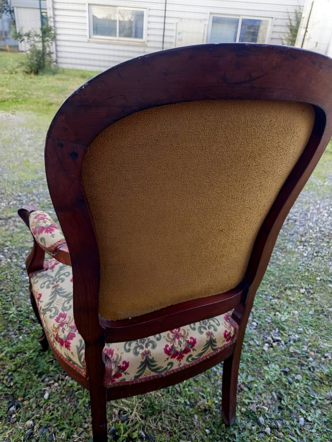 Deux fauteuils anciens style Louis XV + table guéridon en marbre